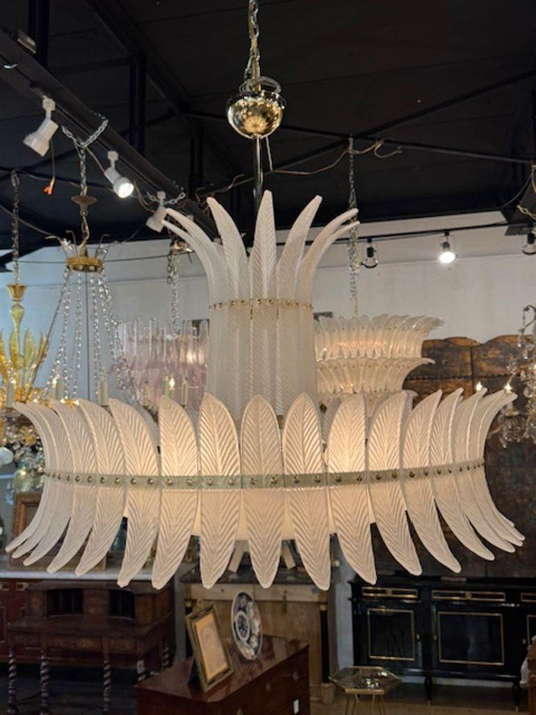 Questo lampadario a pennacchio in vetro di Murano smerigliato in stile Art Déco è un apparecchio di illuminazione unico ed elegante. Realizzato in splendido vetro smerigliato, questo lampadario emana raffinatezza e maestria. Questo apparecchio