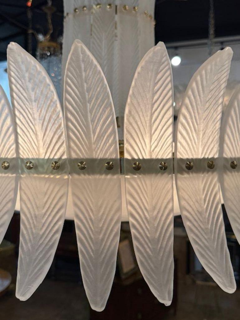 Italiano Lampadario a pennacchio in vetro di Murano smerigliato in stile Art Deco in vendita