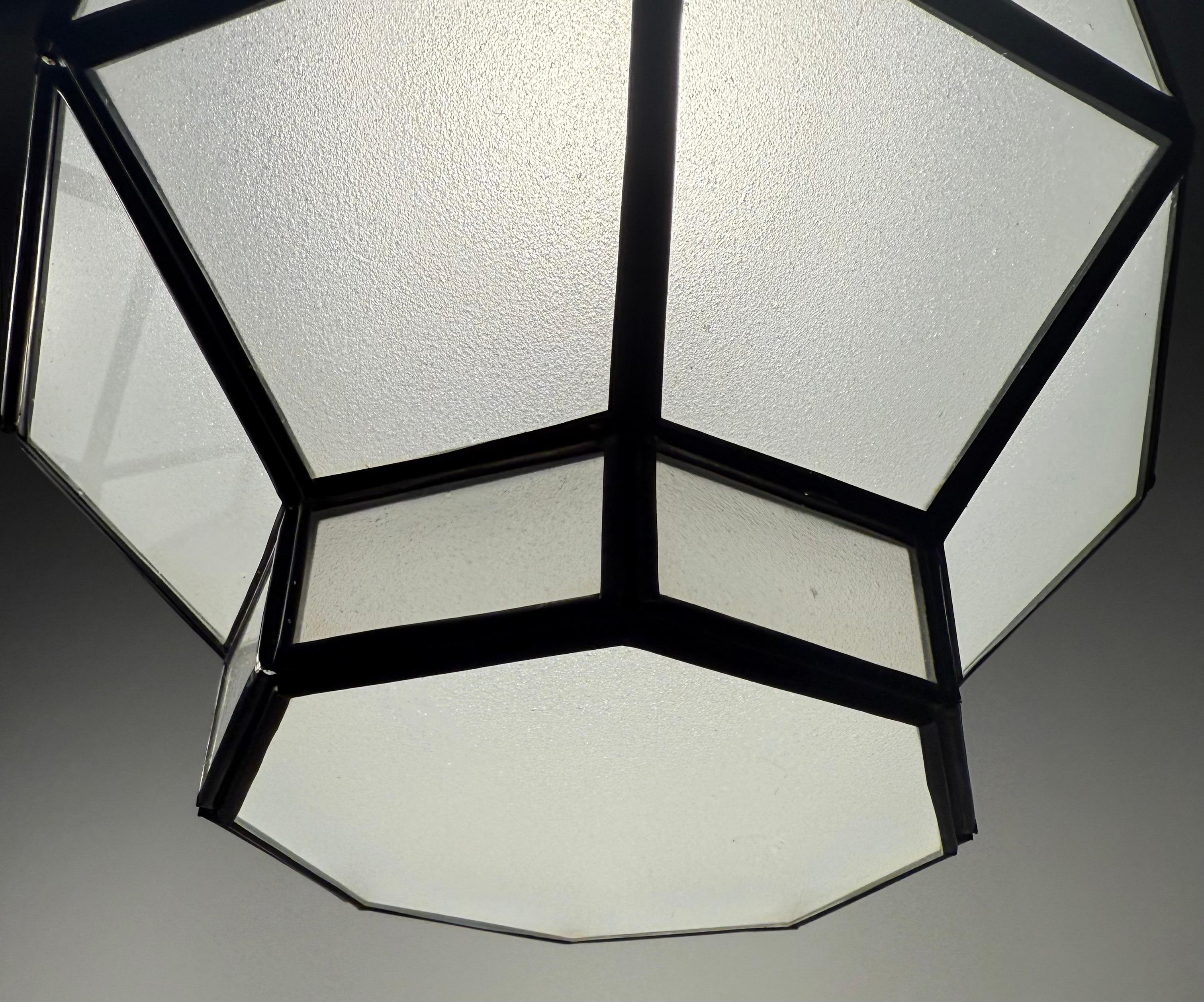 Ciondolo ottagonale in vetro bianco latte smerigliato e bronzo in stile Art Déco, una coppia in vendita 6