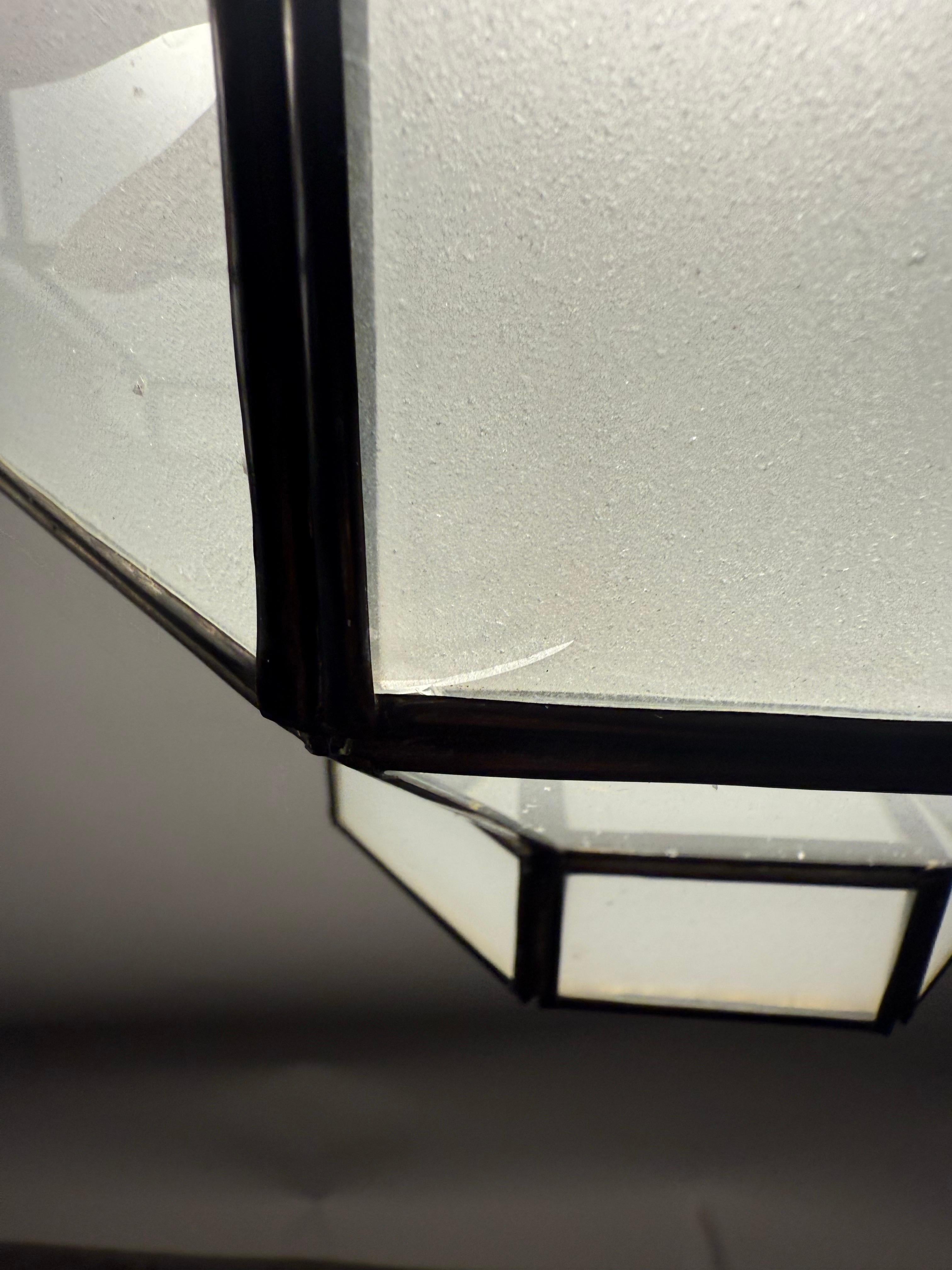 Ciondolo ottagonale in vetro bianco latte smerigliato e bronzo in stile Art Déco, una coppia in vendita 8