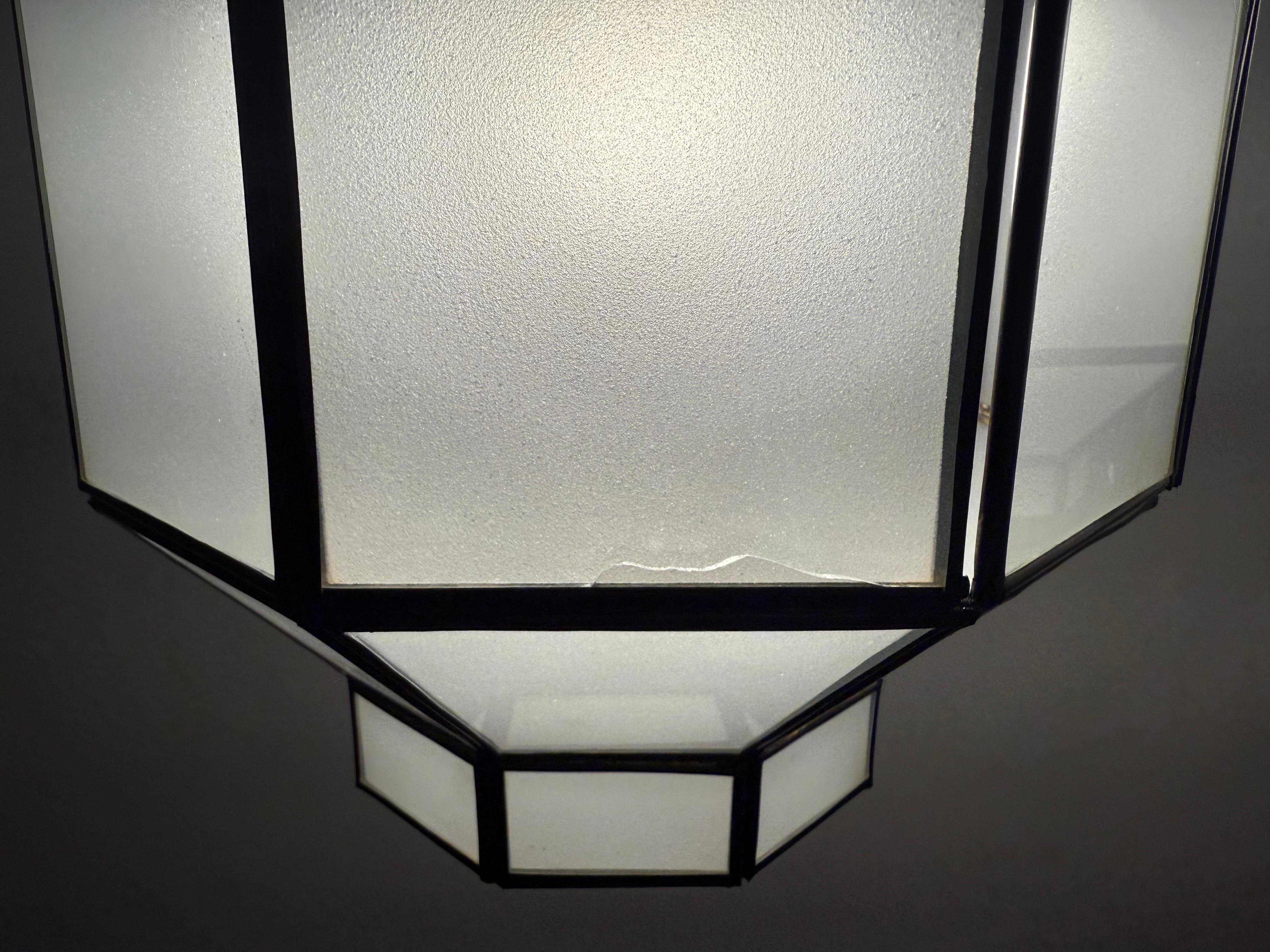 Ciondolo ottagonale in vetro bianco latte smerigliato e bronzo in stile Art Déco, una coppia in vendita 9