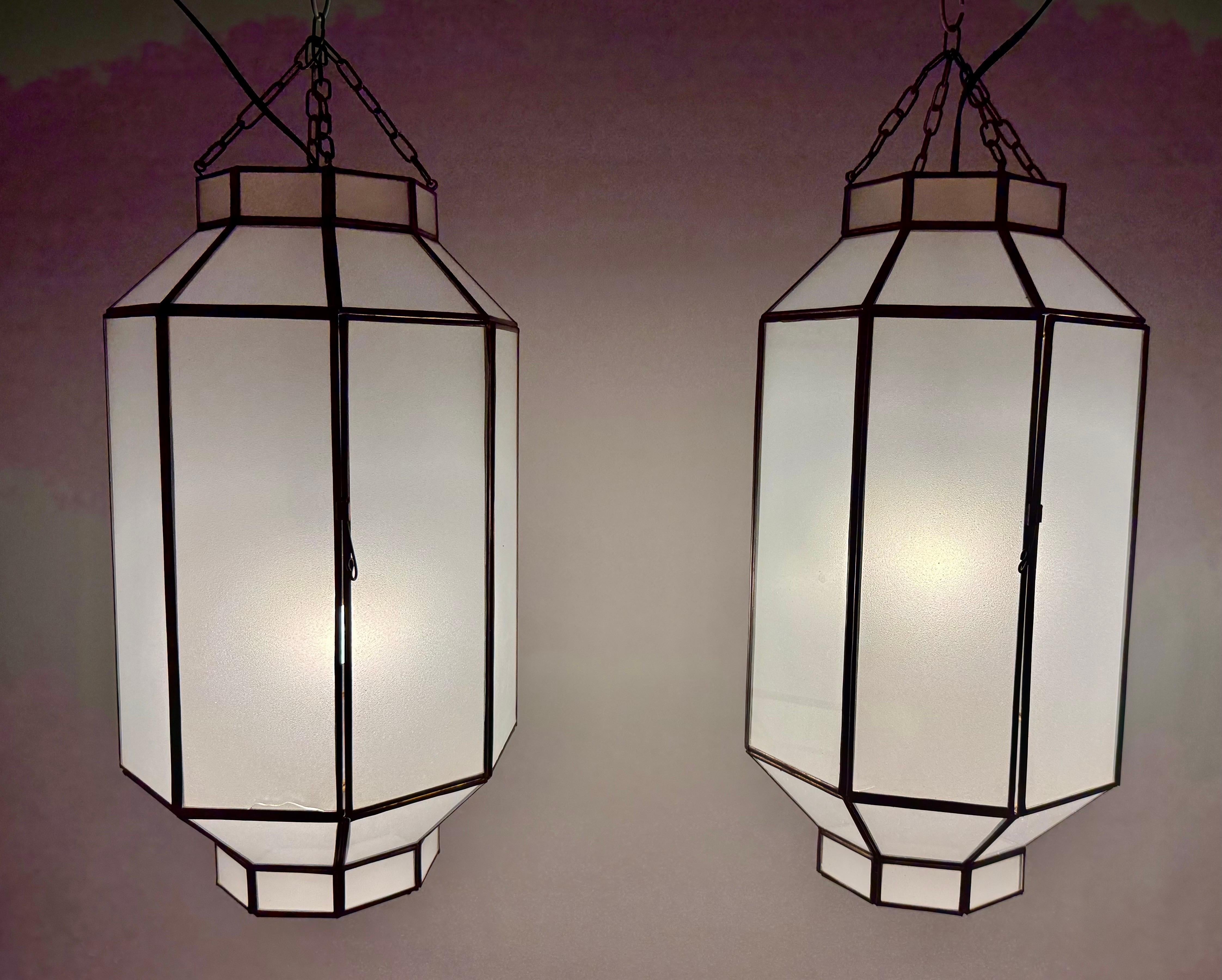 Ciondolo ottagonale in vetro lattiginoso smerigliato in stile Art Déco, una coppia: 

Questa elegante coppia di lampadari o pendenti di ispirazione Art Déco emana una raffinatezza senza tempo e un'armonia architettonica. Sapientemente realizzato a
