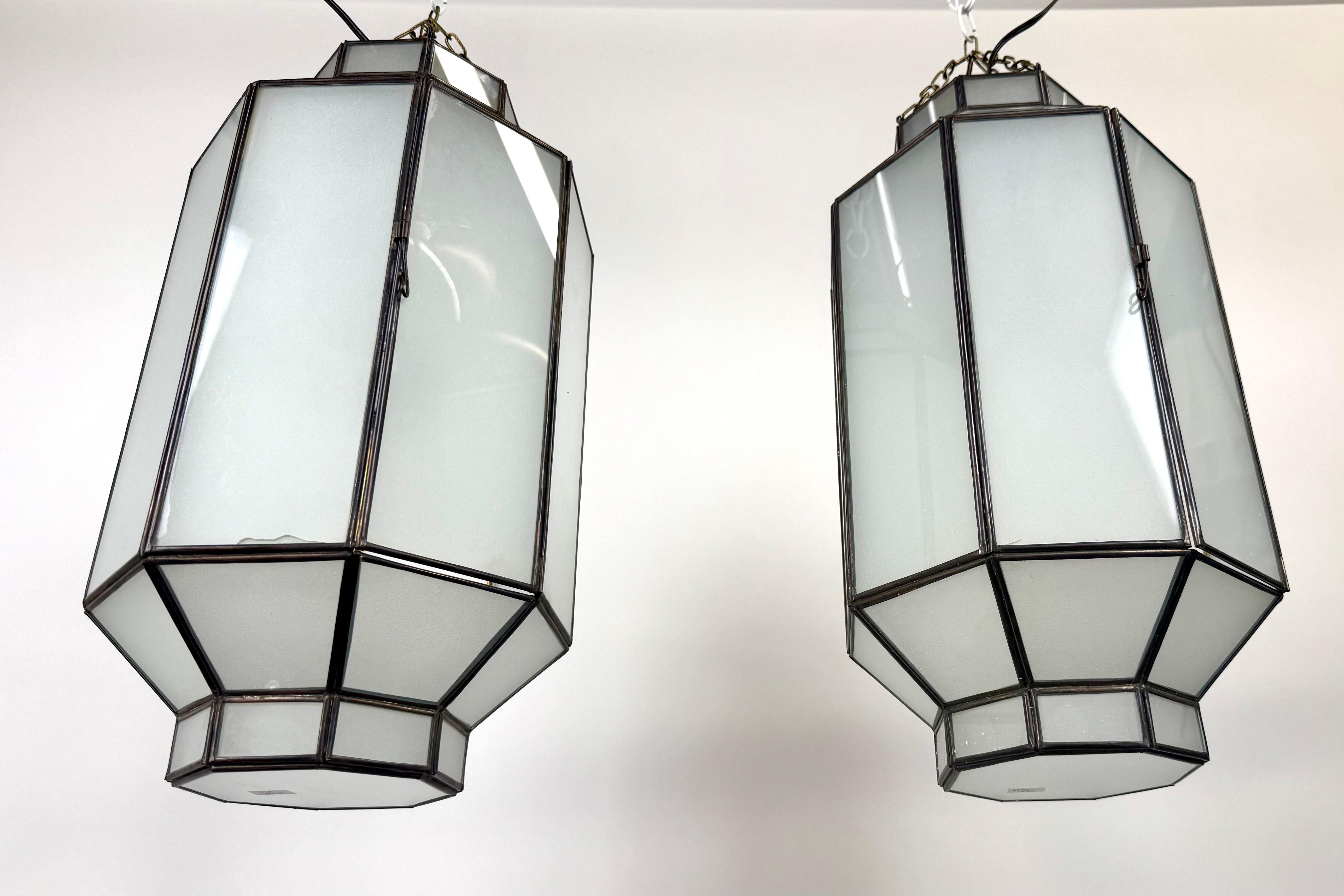Fatto a mano Ciondolo ottagonale in vetro bianco latte smerigliato e bronzo in stile Art Déco, una coppia in vendita