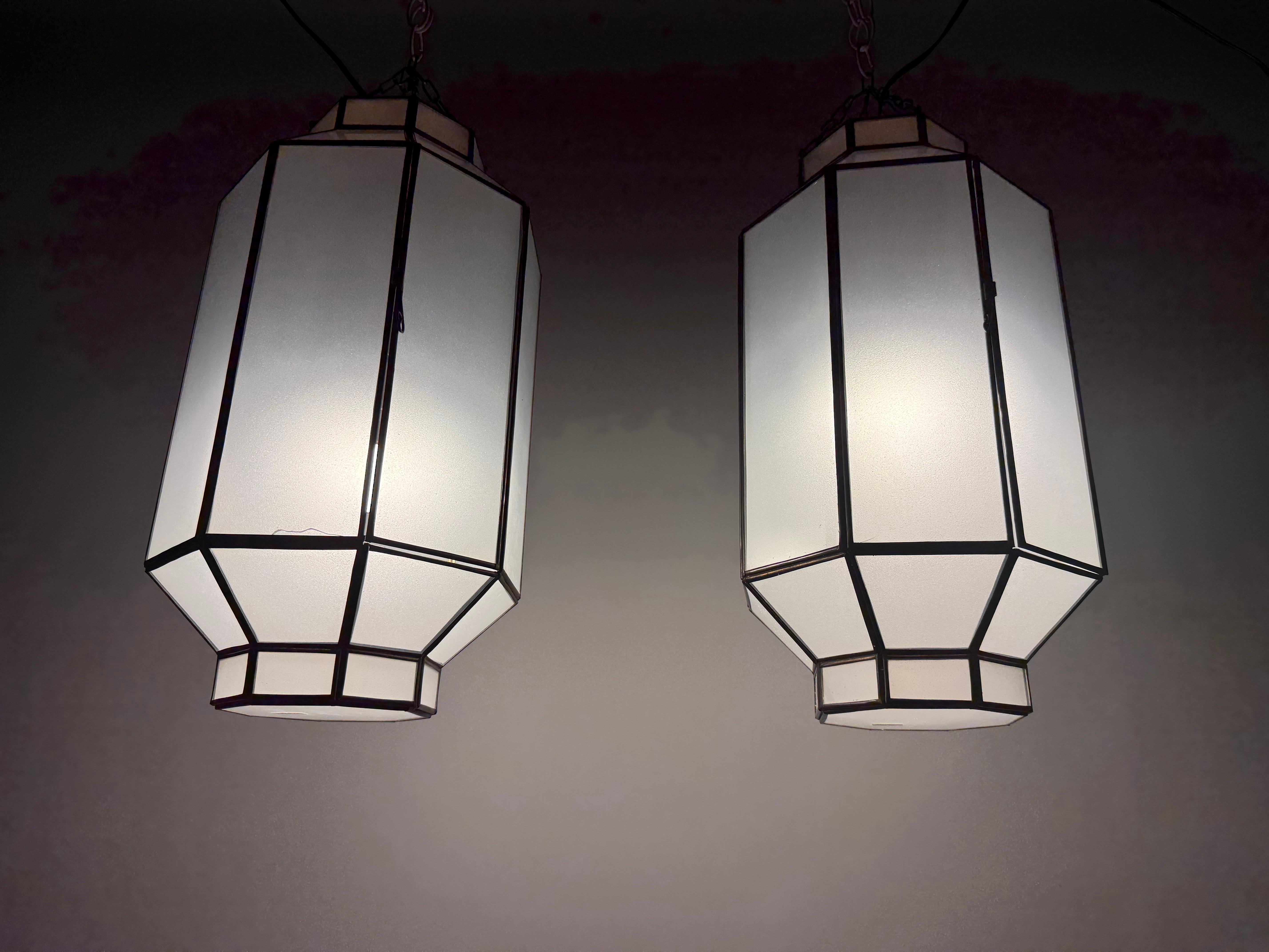 Ciondolo ottagonale in vetro bianco latte smerigliato e bronzo in stile Art Déco, una coppia In condizioni buone in vendita a Plainview, NY