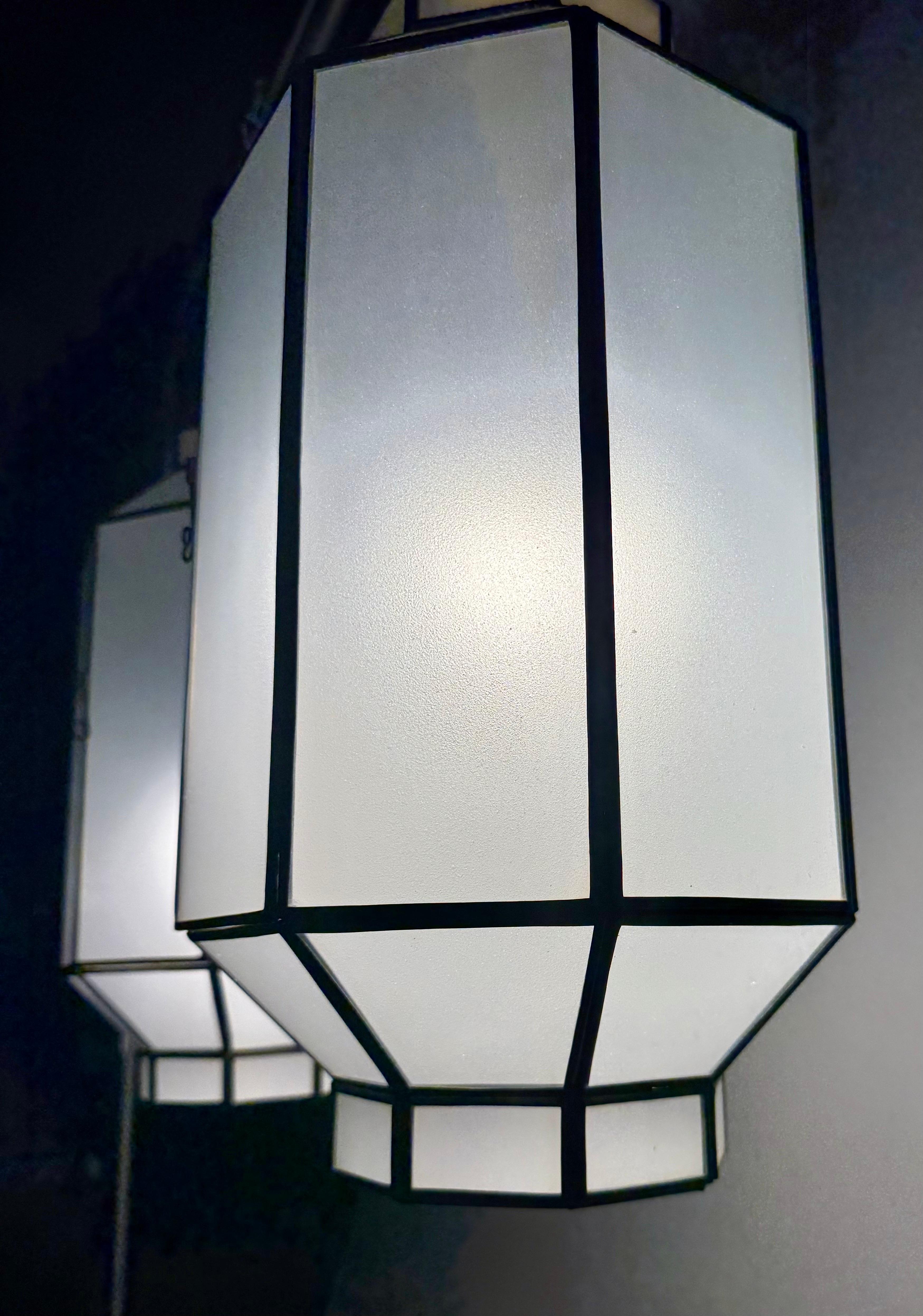 XX secolo Ciondolo ottagonale in vetro bianco latte smerigliato e bronzo in stile Art Déco, una coppia in vendita