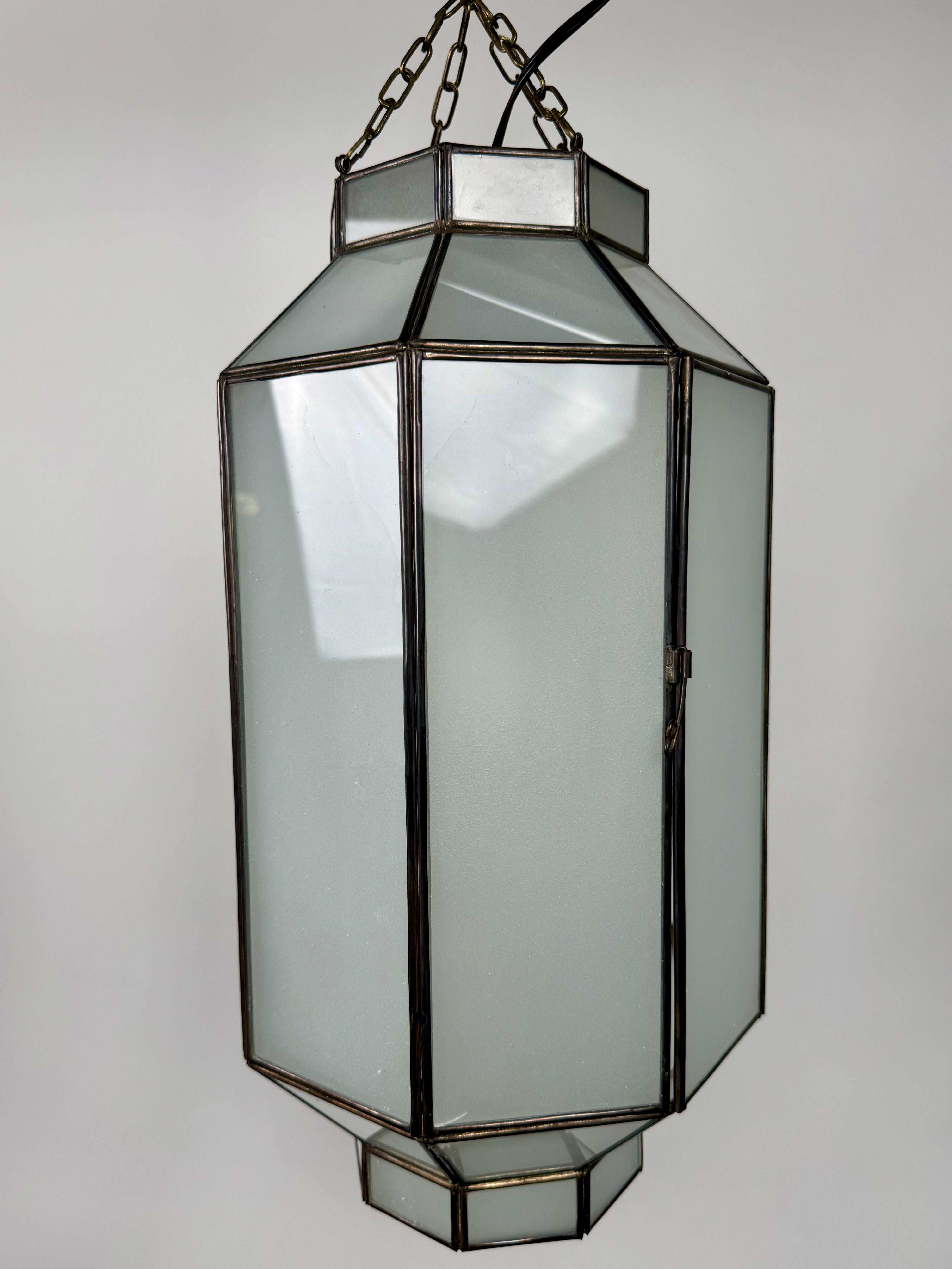 Bronzo Ciondolo ottagonale in vetro bianco latte smerigliato e bronzo in stile Art Déco, una coppia in vendita