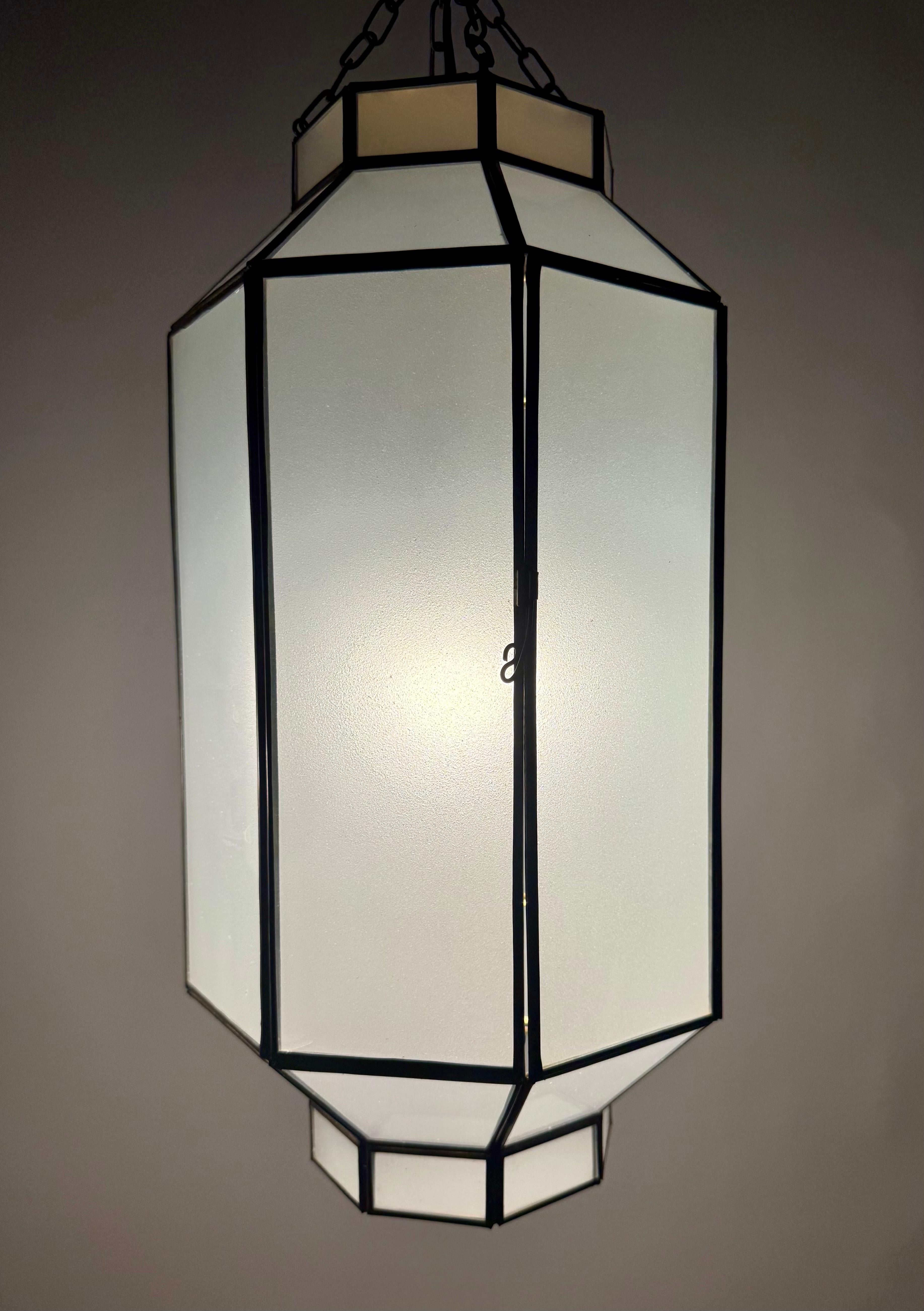 Ciondolo ottagonale in vetro bianco latte smerigliato e bronzo in stile Art Déco, una coppia in vendita 1