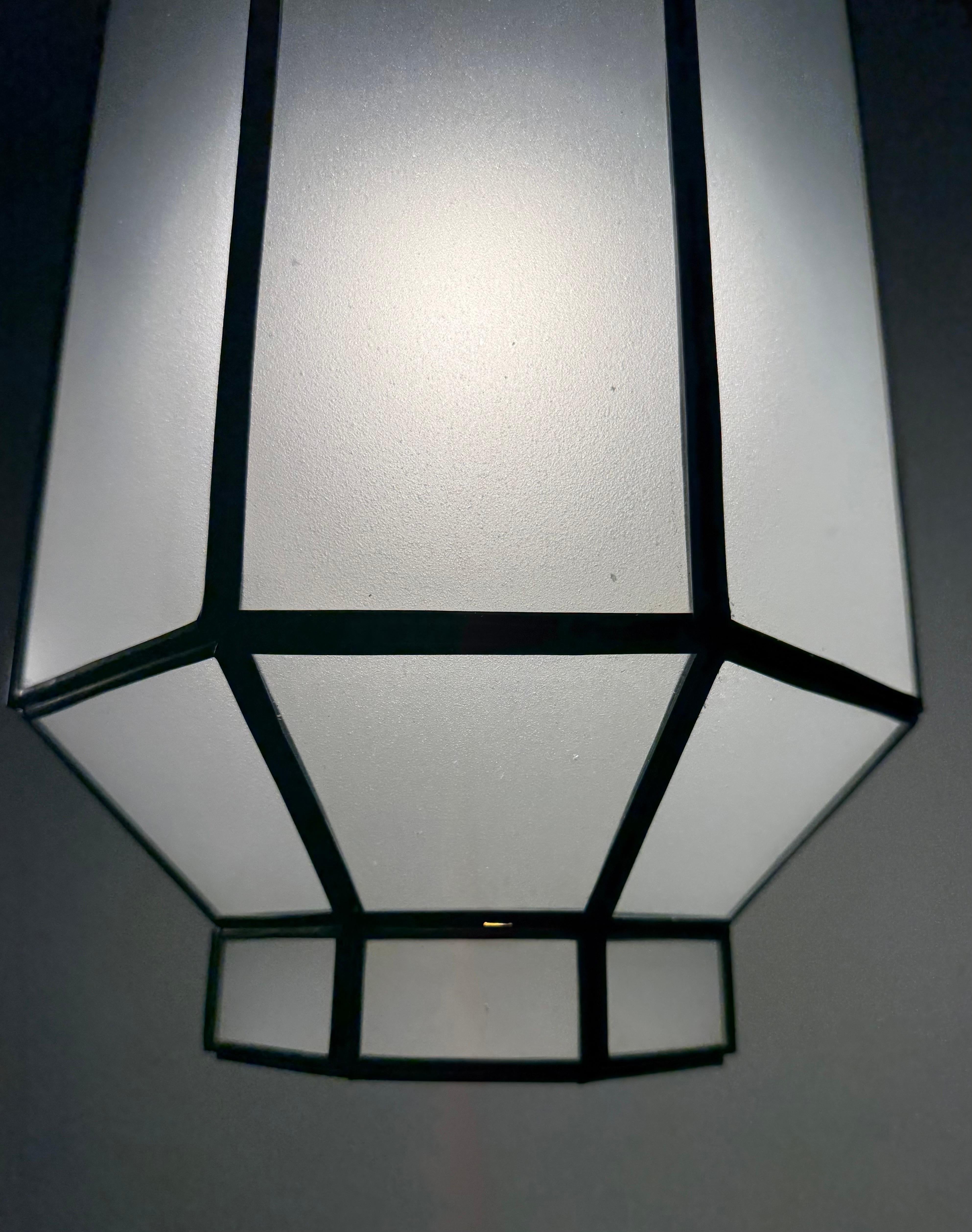 Ciondolo ottagonale in vetro bianco latte smerigliato e bronzo in stile Art Déco, una coppia in vendita 3