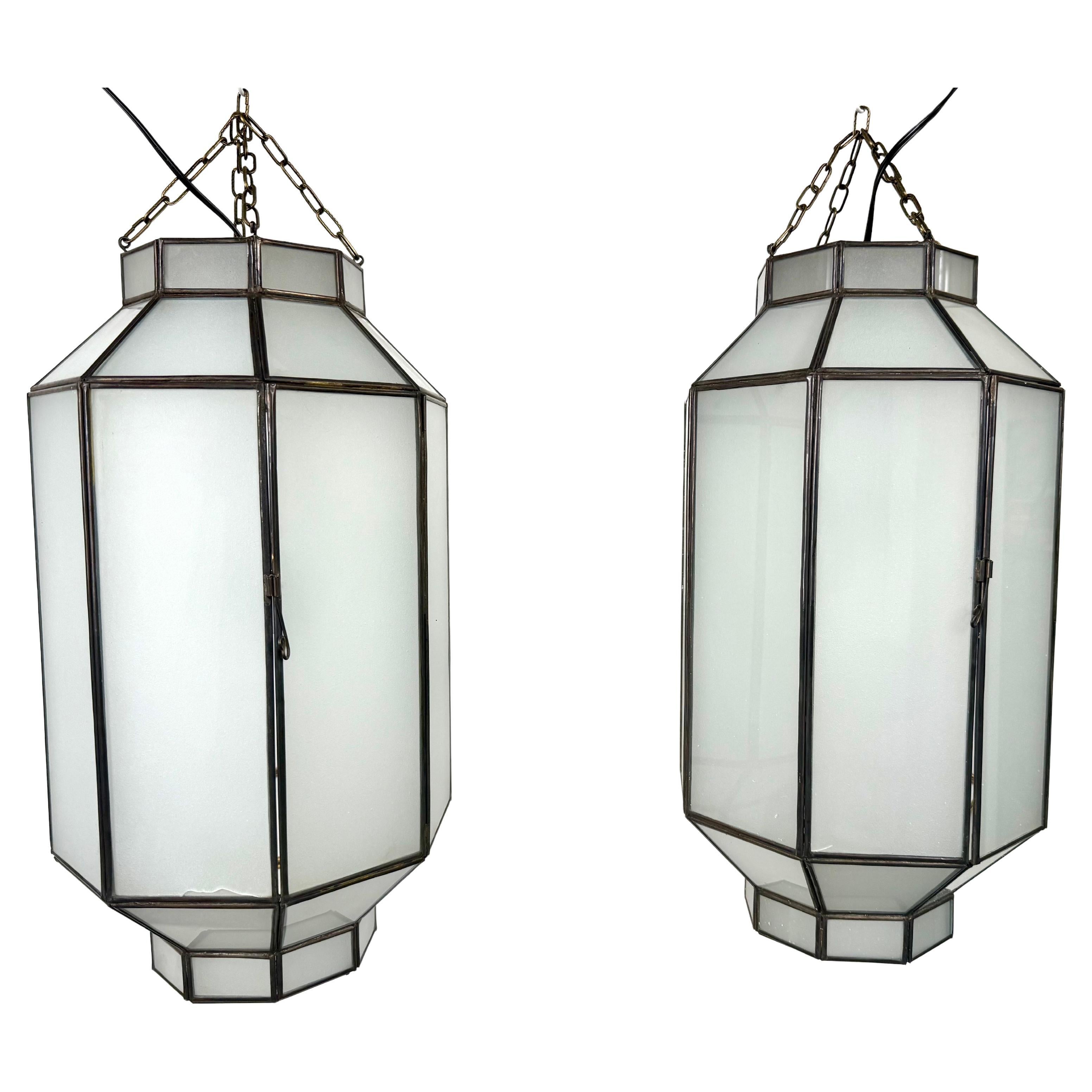 Ciondolo ottagonale in vetro bianco latte smerigliato e bronzo in stile Art Déco, una coppia in vendita