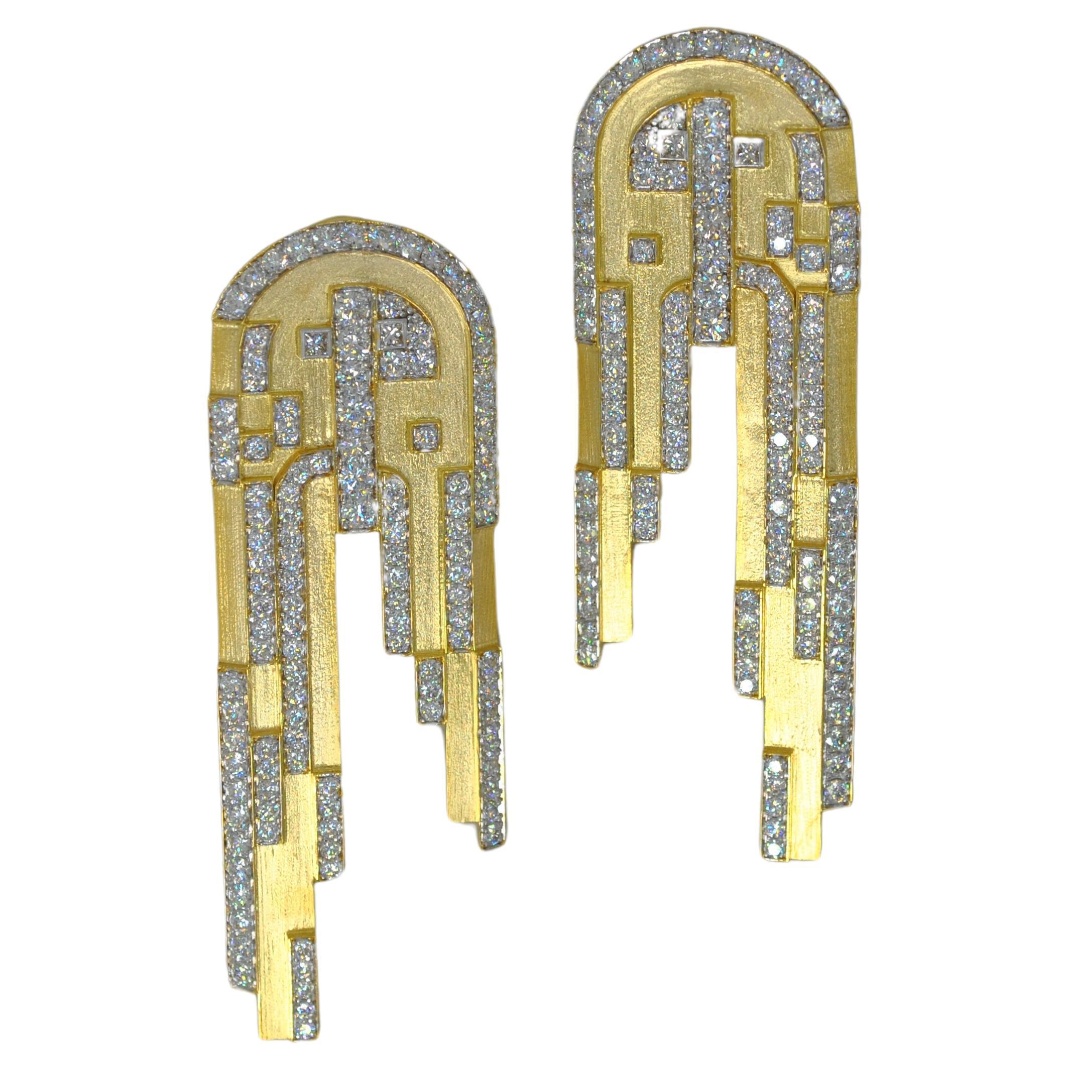 Die Frozen Waterfall-Ohrringe sind von der atemberaubenden Art-Déco-Architektur des Liberty Cinema in Mumbai inspiriert und stellen eine faszinierende Mischung aus Vintage-Eleganz und modernem Design dar. Diese Ohrringe aus 18-karätigem Gold (37,190