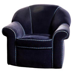 Fauteuil club de style Art déco entièrement tapissé de mohair bleu saphir