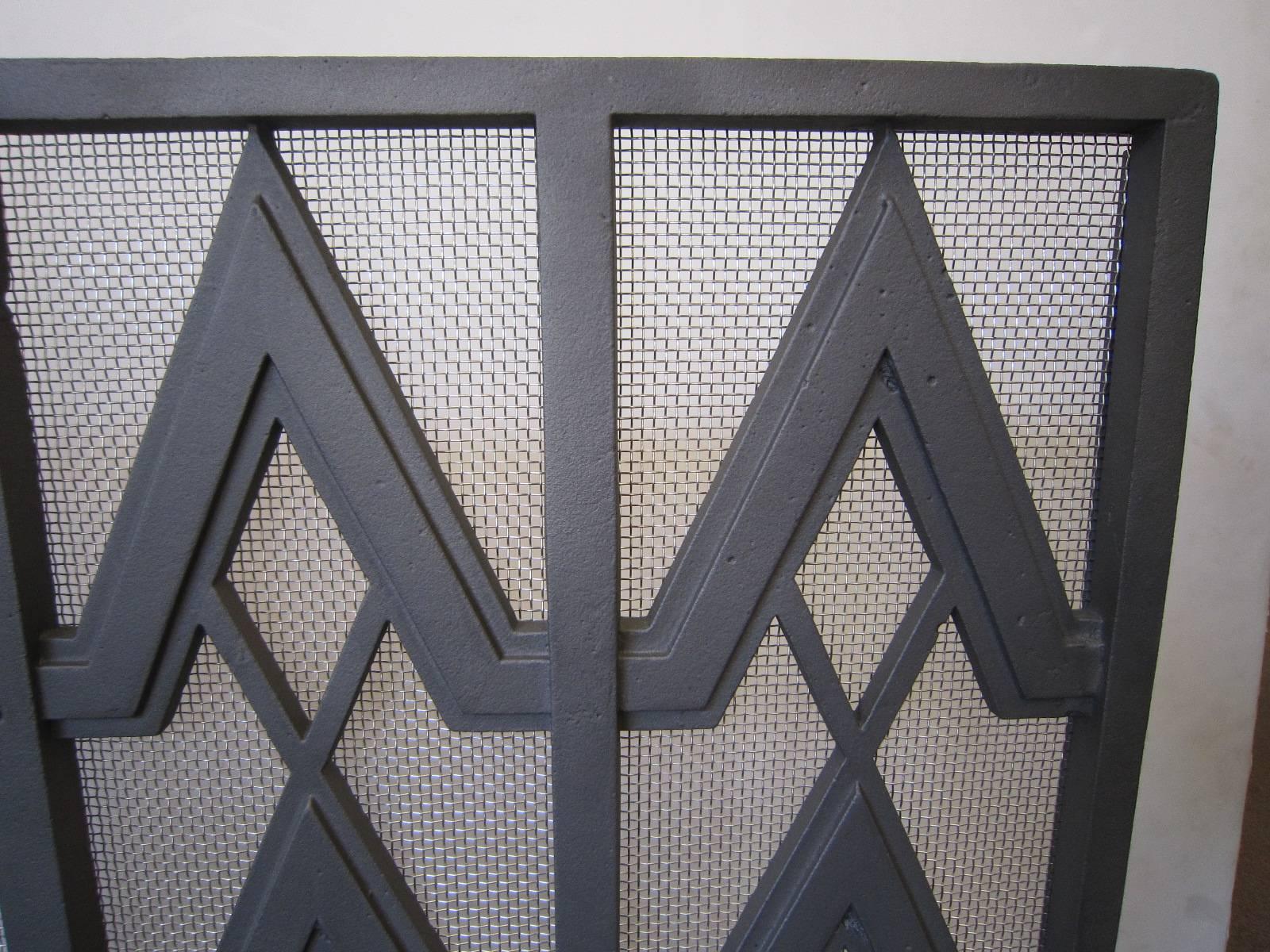 20ième siècle Pare-étincelles en fer à motifs géométriques de style Art déco en vente