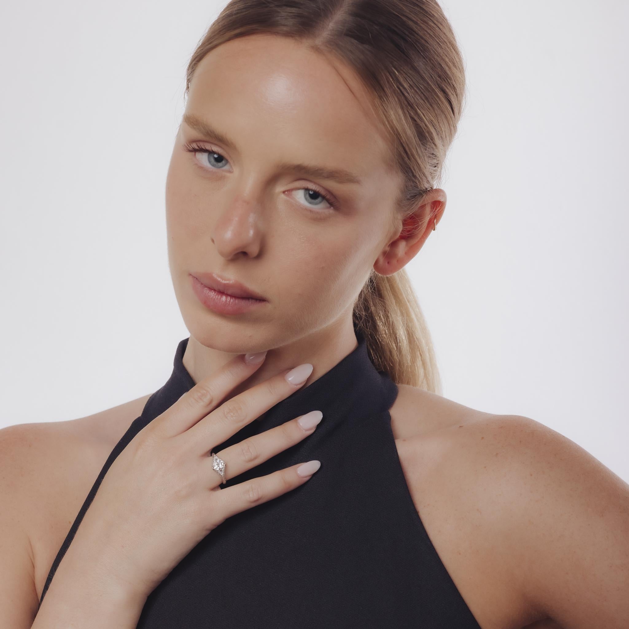 Cette bague de fiançailles en platine de style Art déco, fabriquée dans les années 2020, est ornée d'un diamant de taille européenne ancienne de 0,80 carat, certifié par le GIA, de couleur H et de pureté VS1. Autour de la pierre centrale, 24