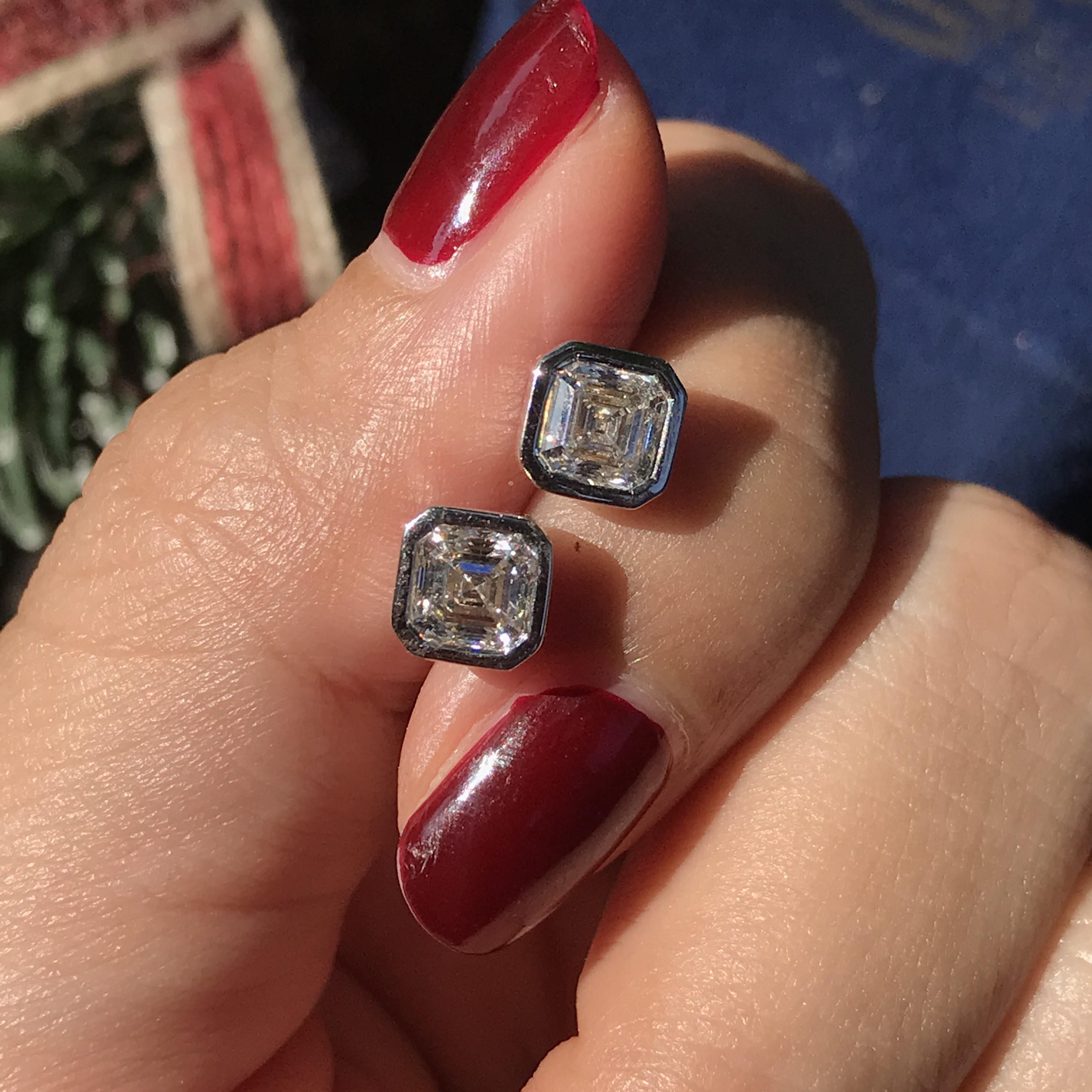 These elegantly framed studs feature emerald-cut 1.47 carats diamonds in bezel setting to flawlessly light up your look.

Earrings Information
Metal: 18K White Gold
Width: 6 mm.
Length: 6 mm.
Weight: 3.66 g. (approx. in total)
Backing: Push