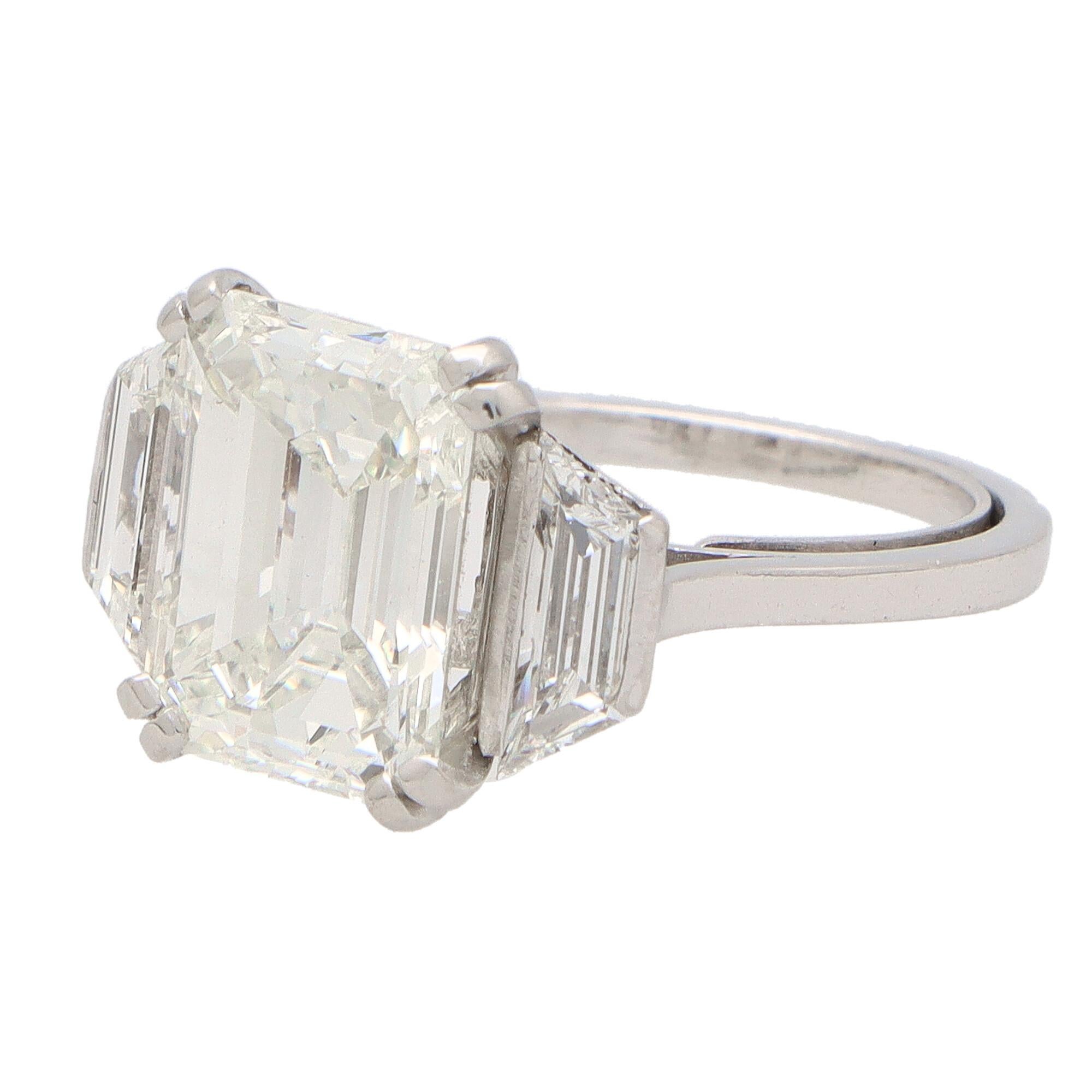 Art Deco Style GIA Certified Emerald Cut Diamond Ring Set in Platinum In Good Condition For Sale In London, GB