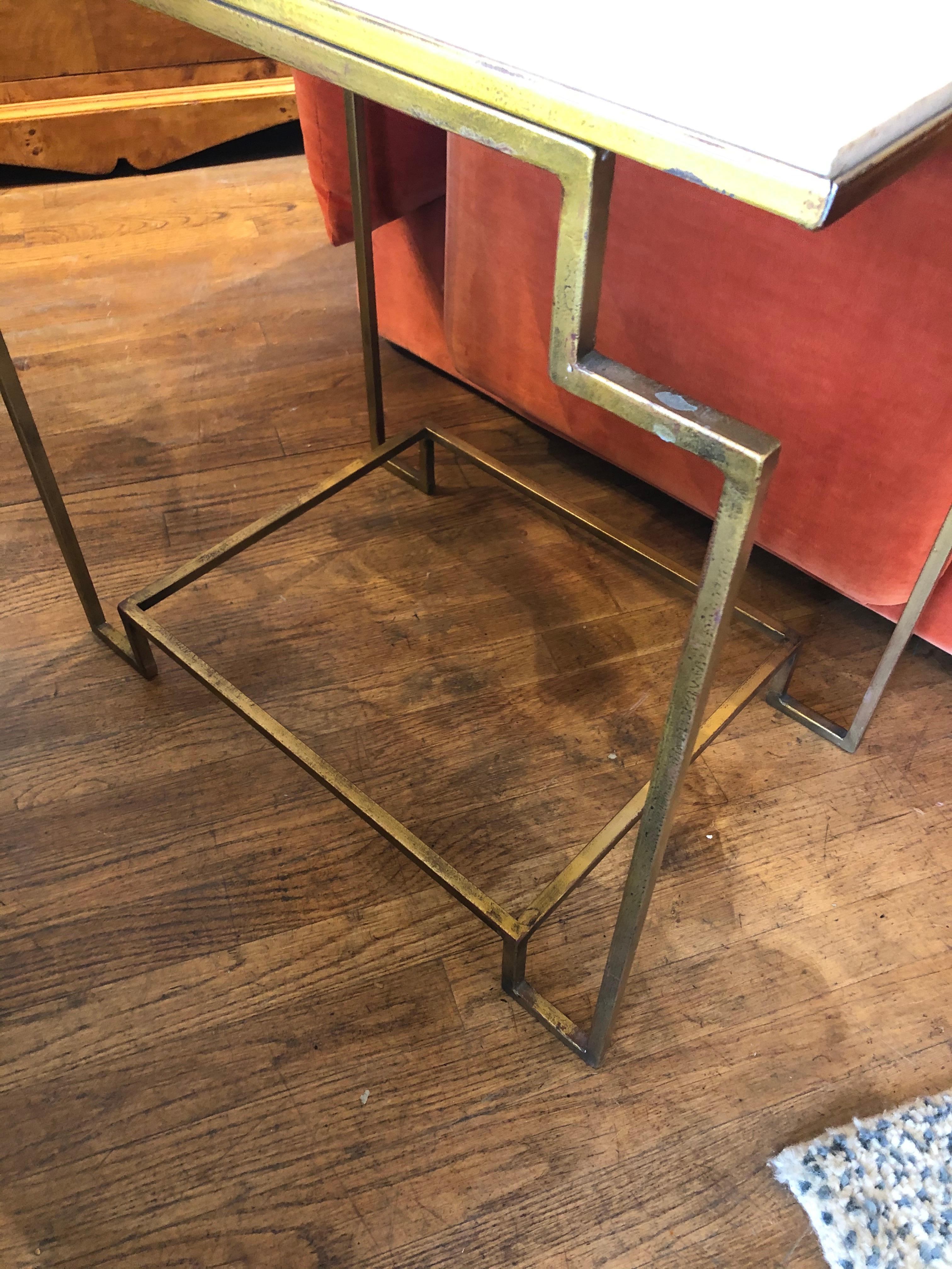 Art Deco Stil Vergoldetes Metall Tan Marmor End Tisch (Art déco) im Angebot