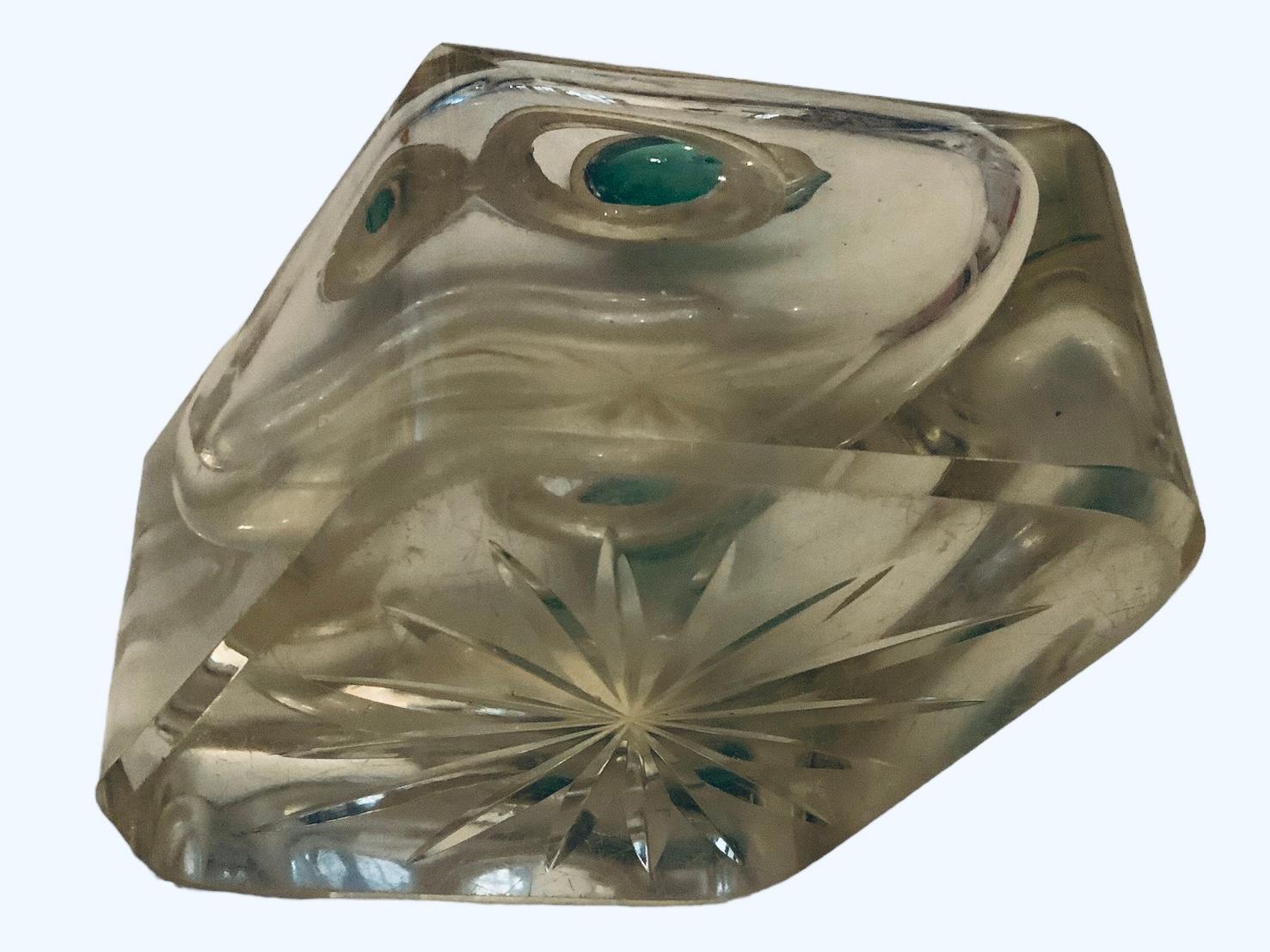 Si tratta di un calamaio in vetro in stile Art Deco. Raffigura una bottiglia da calamaio a forma di rombo in vetro trasparente con un coperchio rotondo a cerniera in vetro verde dipinto a mano con rami di fiori. La bottiglia del calamaio è grande e
