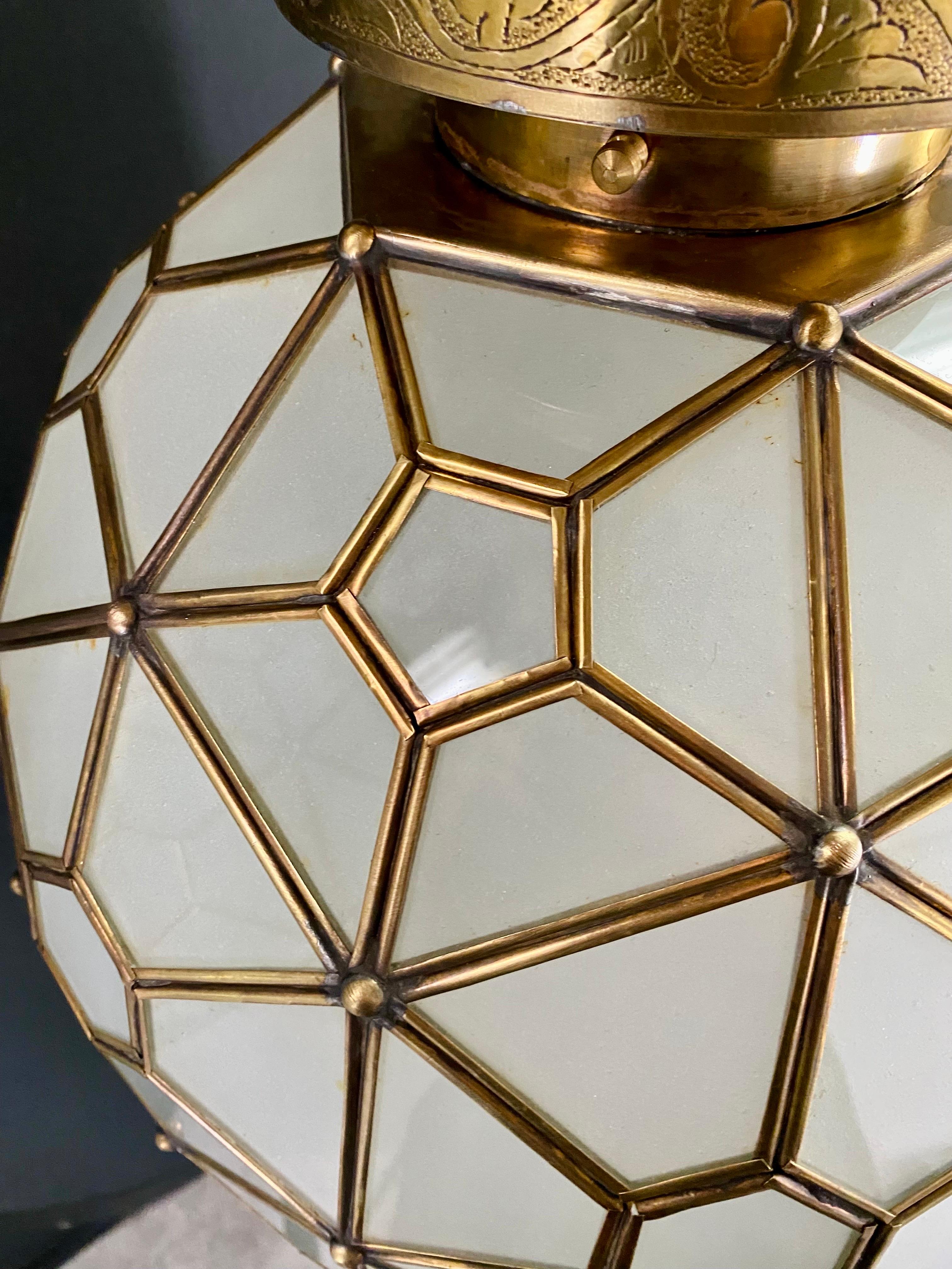 Lampadario, ciondolo o lanterna in vetro lattimo e ottone in stile Art Déco, una coppia in vendita 4