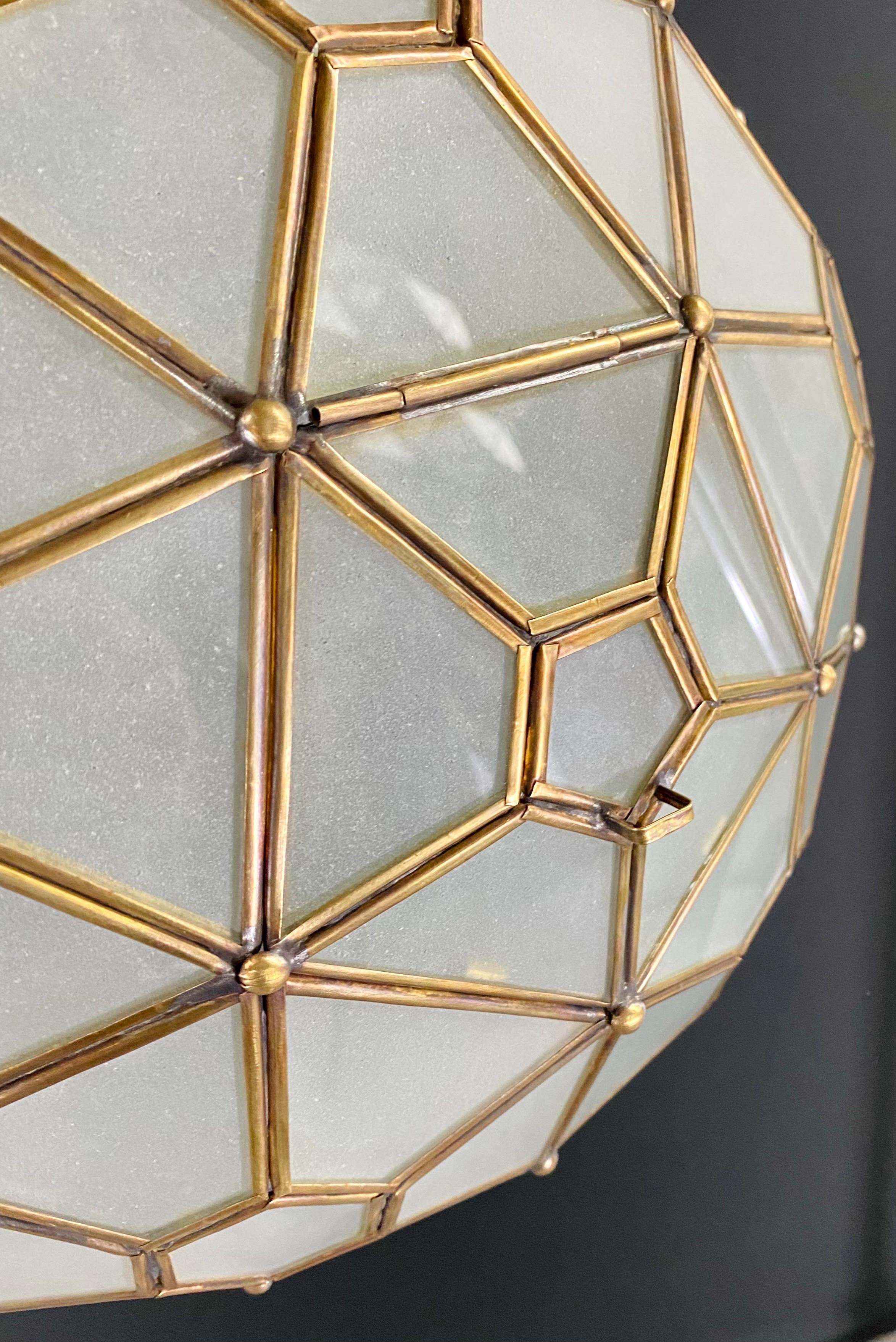 Lampadario, ciondolo o lanterna in vetro lattimo e ottone in stile Art Déco, una coppia in vendita 5