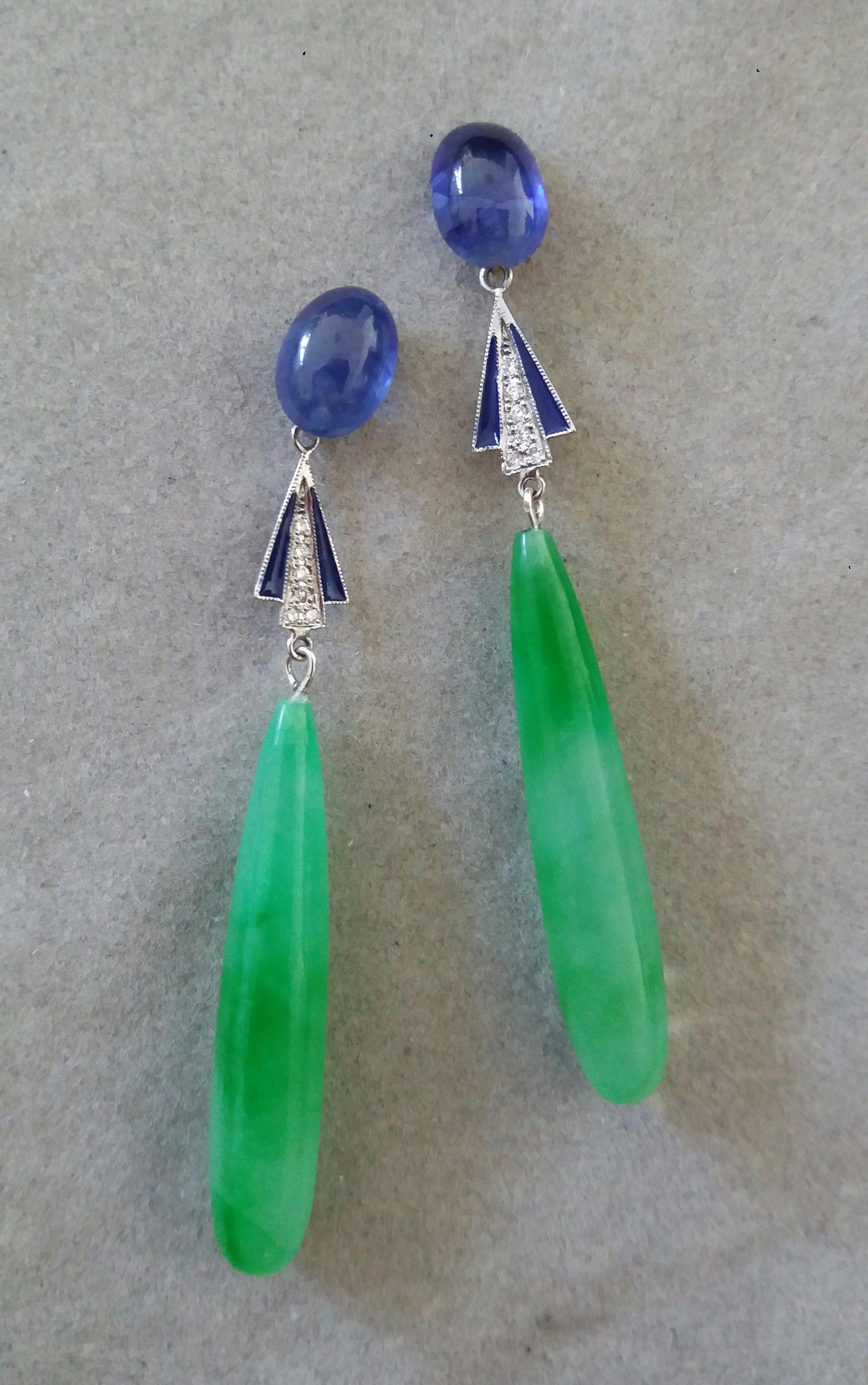 Taille mixte Boucles d'oreilles pendantes de style Art déco en or, saphir bleu, diamants, émail et jade gravé en vente