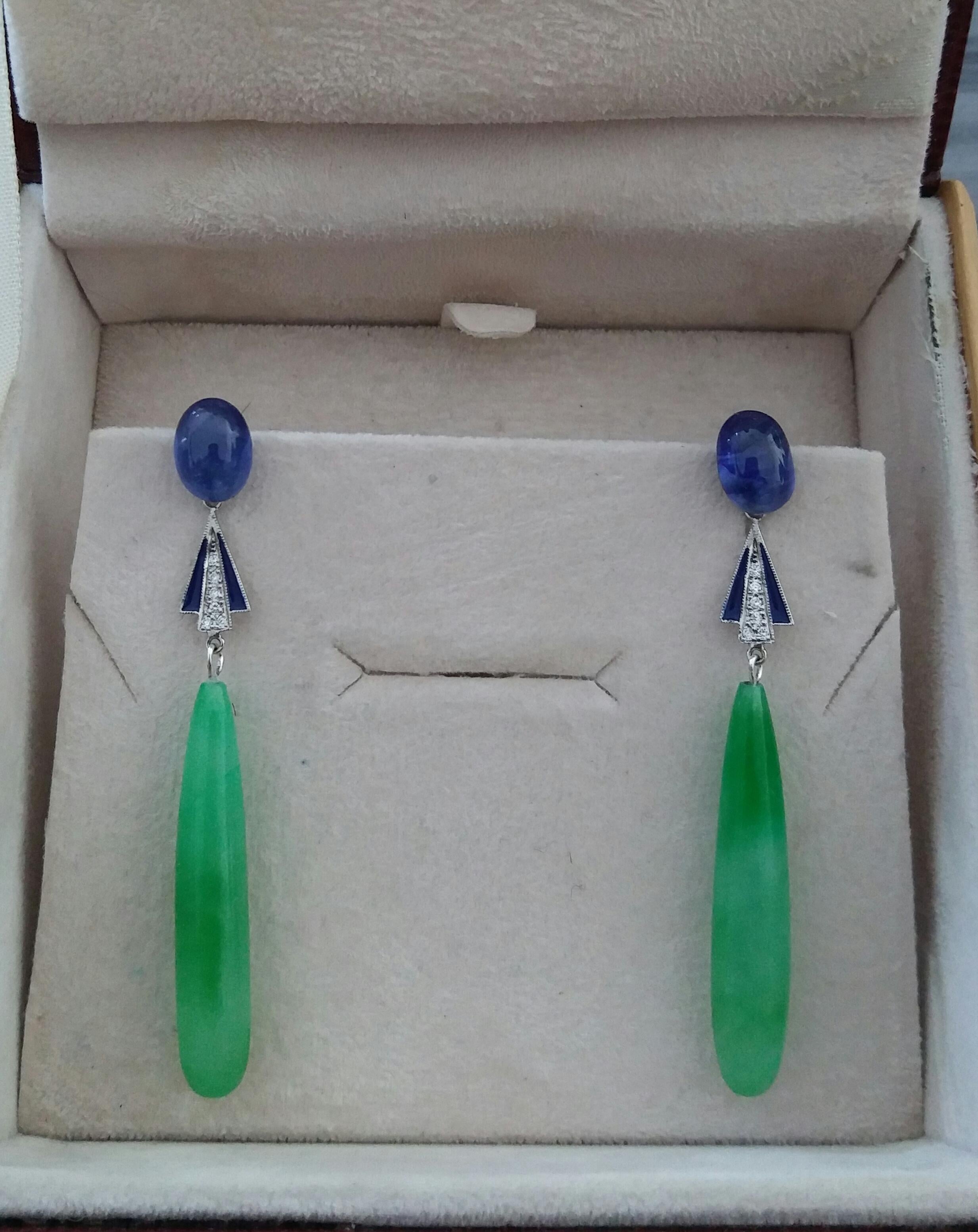 Boucles d'oreilles pendantes de style Art déco en or, saphir bleu, diamants, émail et jade gravé en vente 1