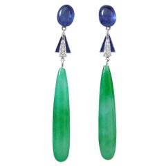 Orecchini in stile Art Deco in oro con zaffiro blu e diamanti, smalto inciso e gocce di giada