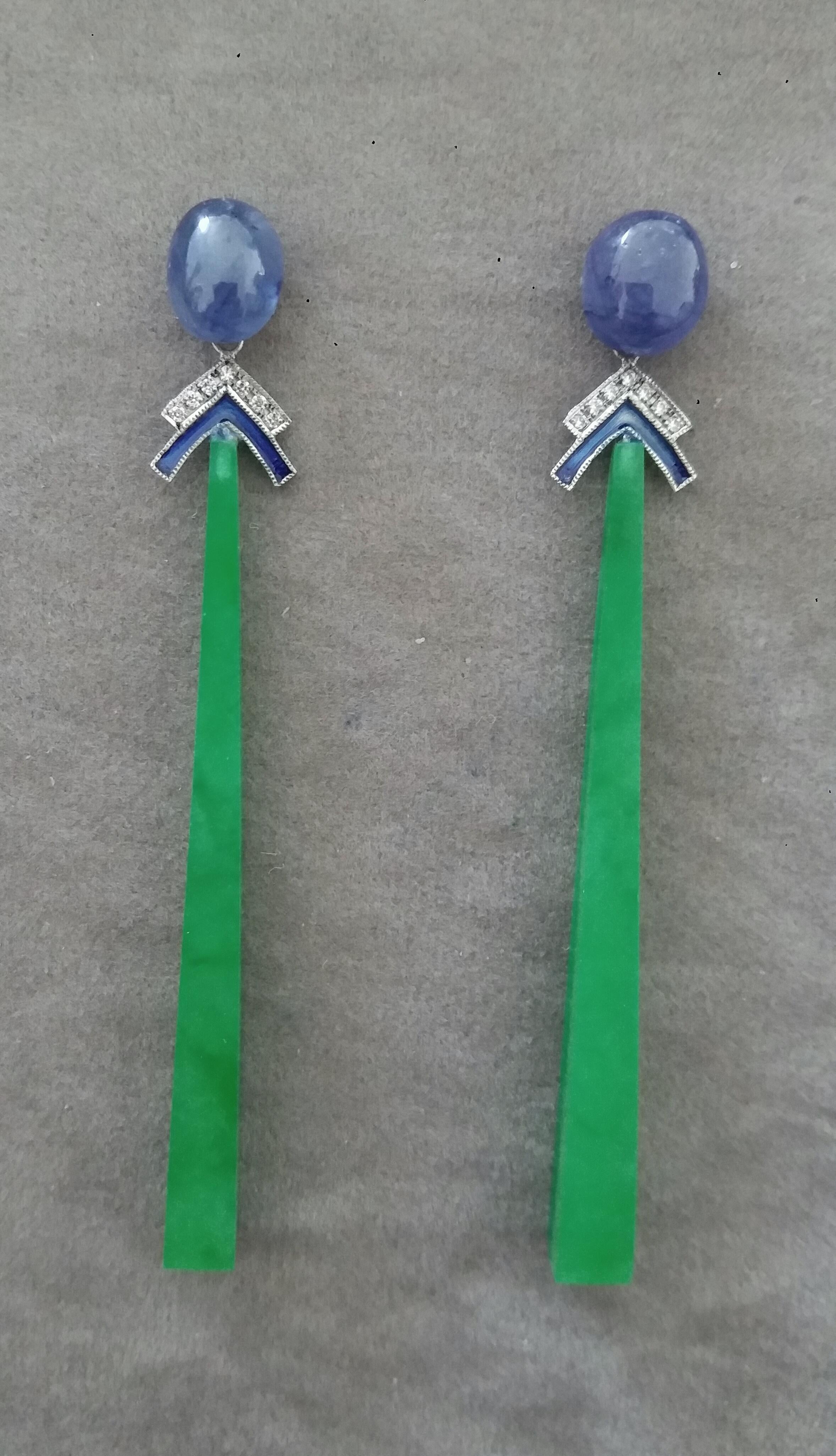 In questi orecchini in stile Art Deco classico abbiamo 2 zaffiri blu thailandesi naturali di ottima qualità che misurano 8 x 10 mm.  Le parti superiori e centrali sono in oro bianco, con 14 diamanti rotondi a taglio pieno e smalto blu, mentre nelle