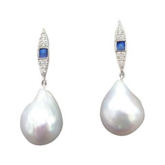 Boucles d'oreilles de style Art déco en or, diamants, émail bleu et perles baroques en forme de poire