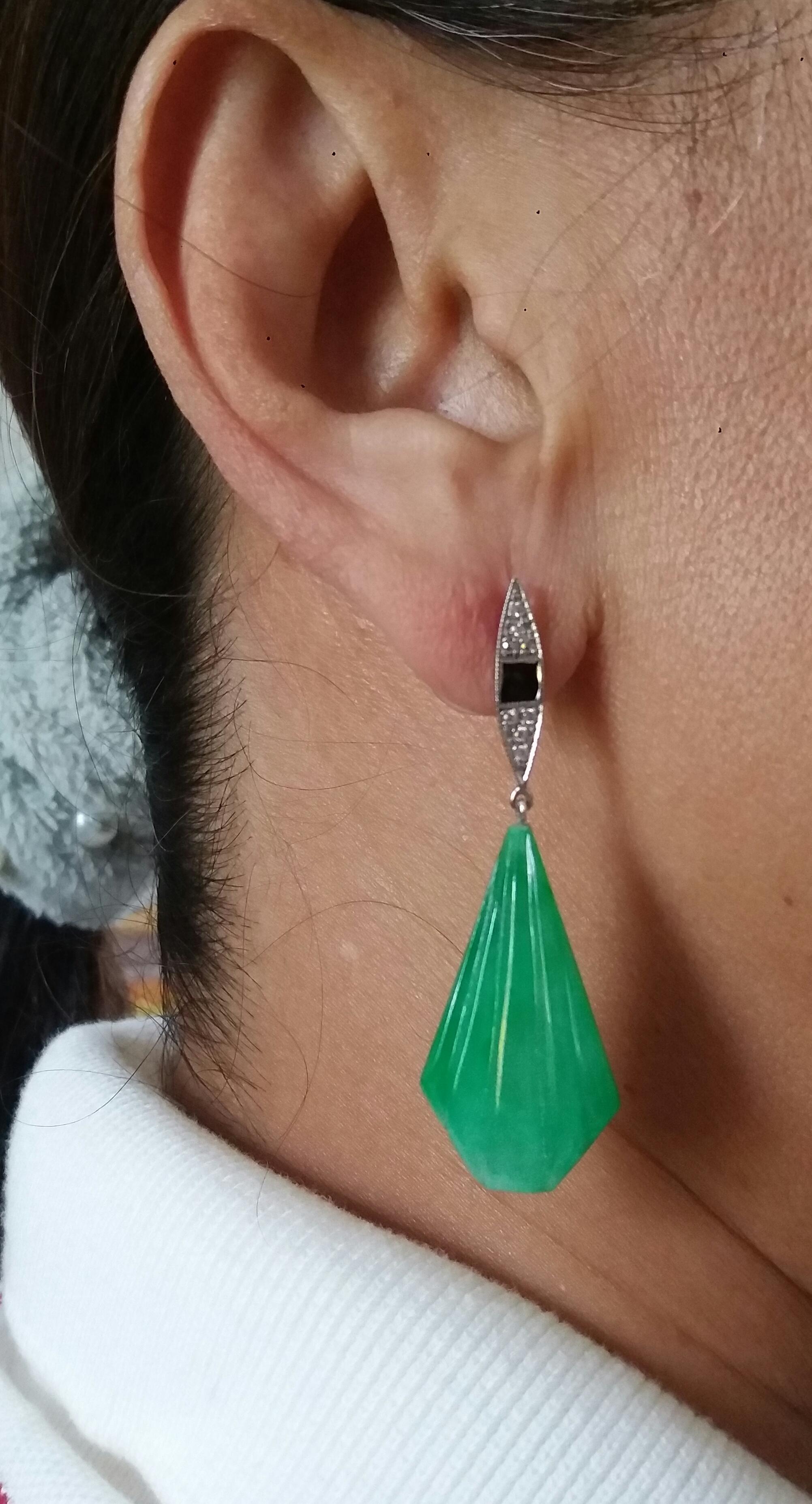 Orecchini pendenti in stile Art Deco in oro con diamanti e smalto a forma di aquilone con incisioni in giada in vendita 4