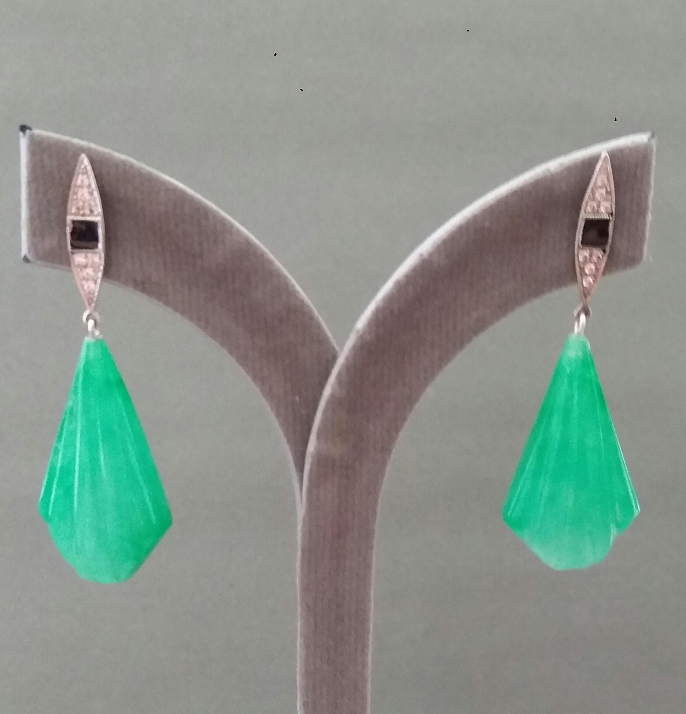 Orecchini pendenti in stile Art Deco in oro con diamanti e smalto a forma di aquilone con incisioni in giada in vendita 2