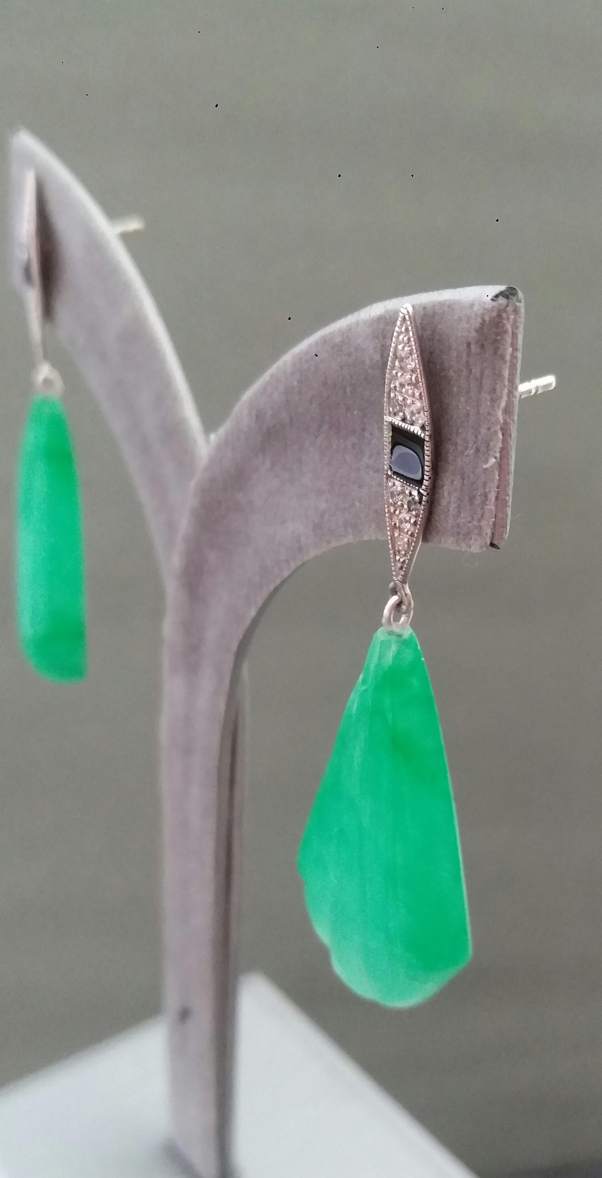 Orecchini pendenti in stile Art Deco in oro con diamanti e smalto a forma di aquilone con incisioni in giada in vendita 3