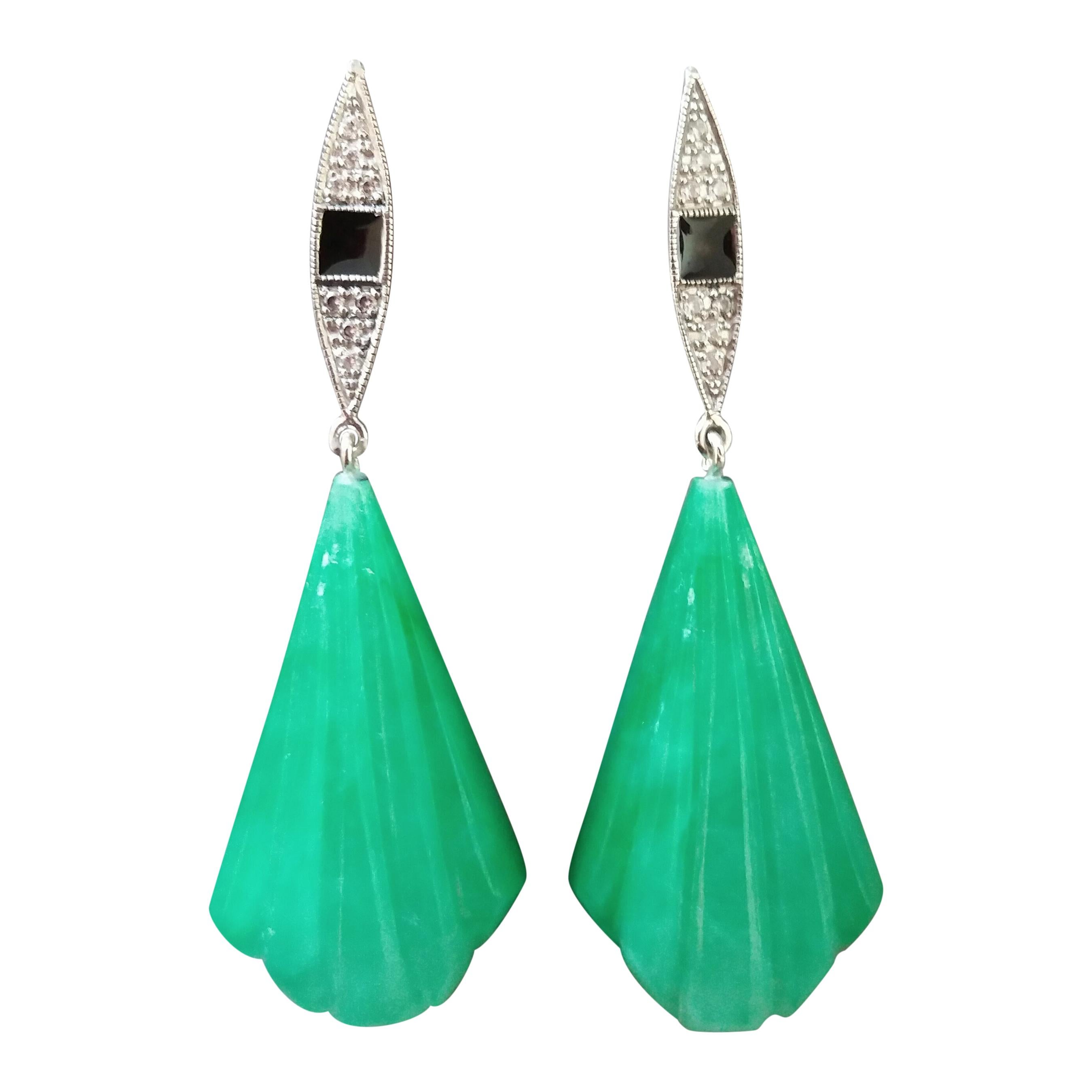 Orecchini pendenti in stile Art Deco in oro con diamanti e smalto a forma di aquilone con incisioni in giada in vendita