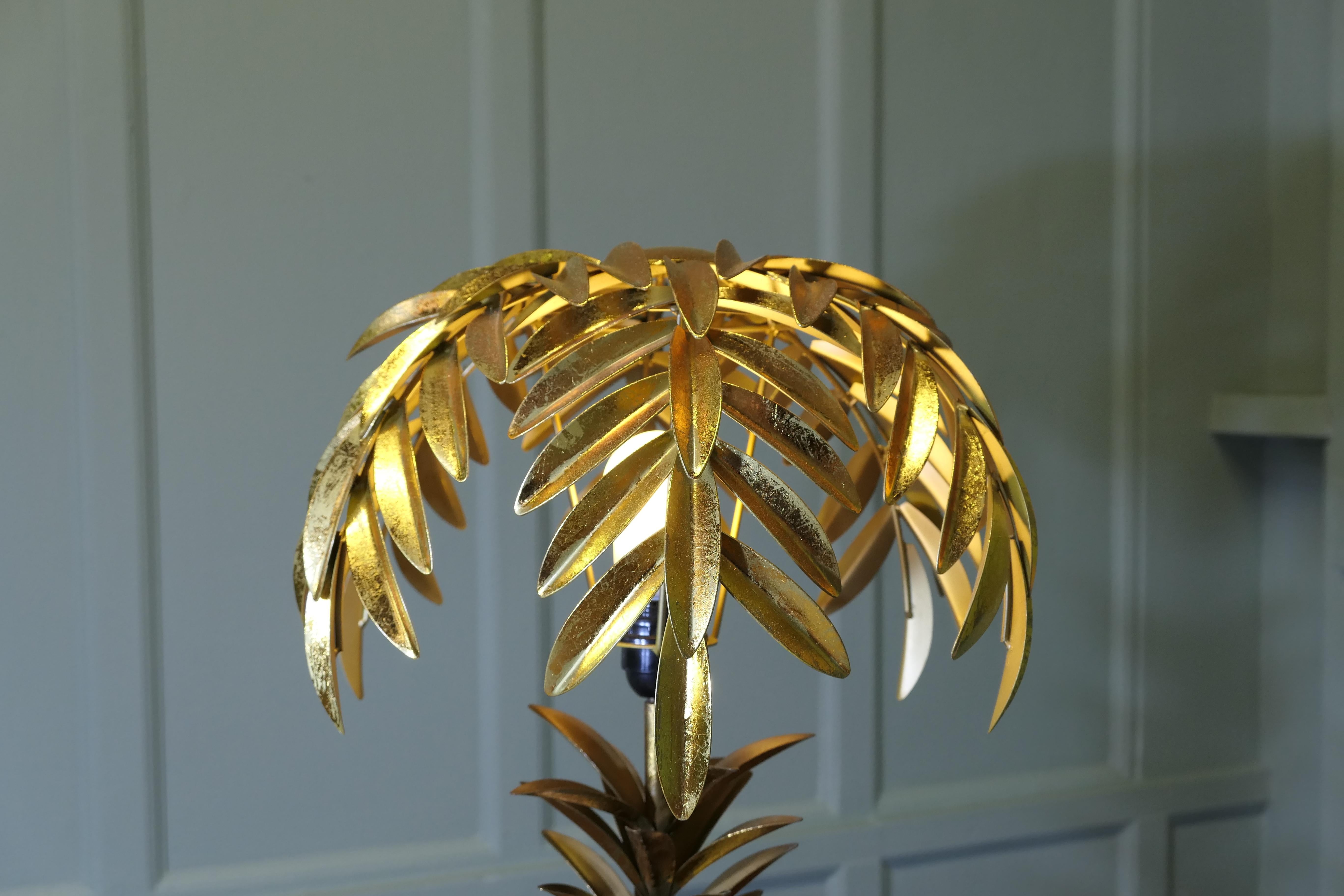 Lampe de table à feuilles de palmier dorées de style Art déco

Il s'agit d'une pièce attrayante, les feuilles dorées du palmier sont suspendues à la tige et descendent du sommet 
La lampe est en bon état et le câblage est récent
La lampe mesure 29