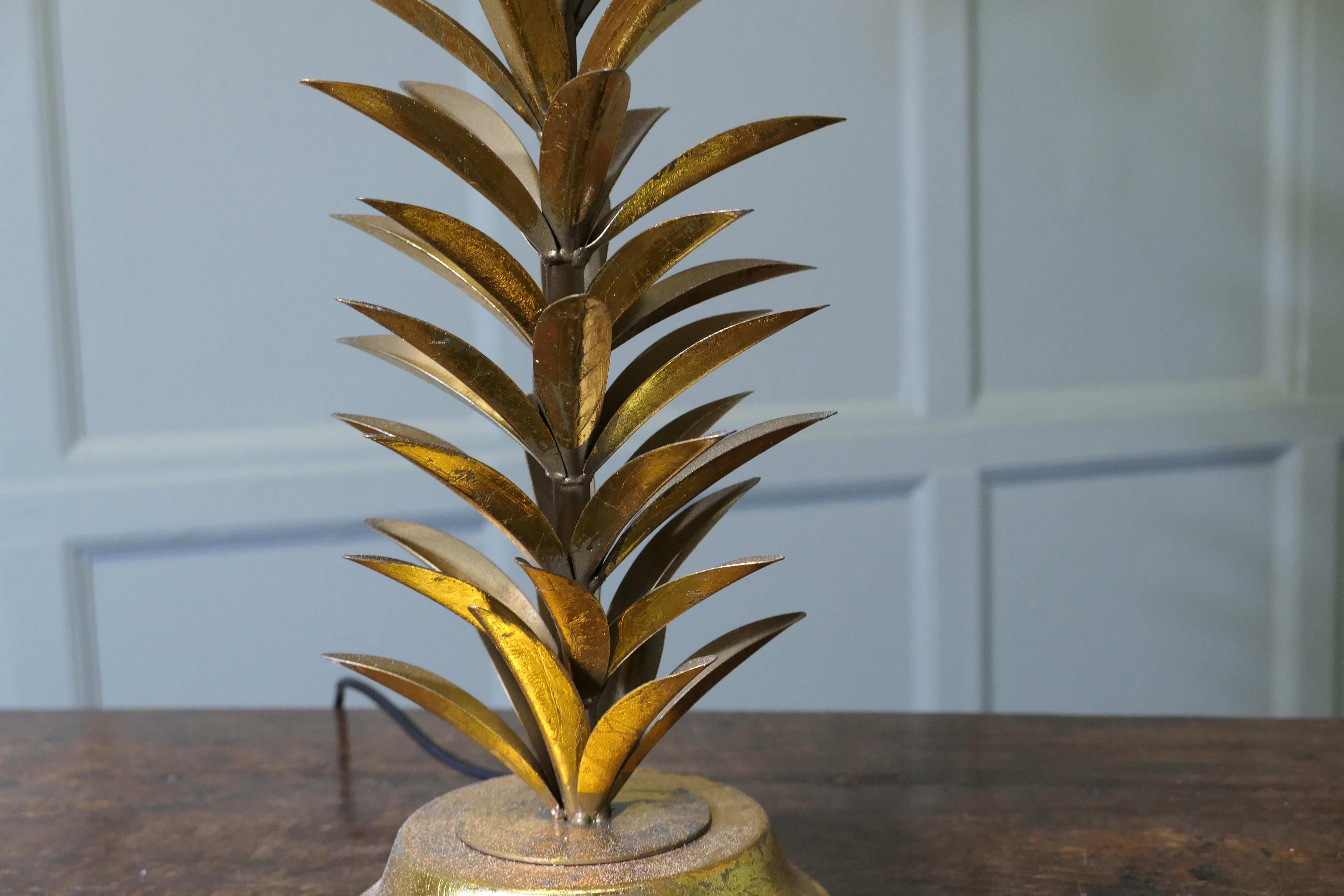 Mid-Century Modern Lampe de table à feuilles de palmier dorées de style Art déco  C'est une pièce attrayante en vente