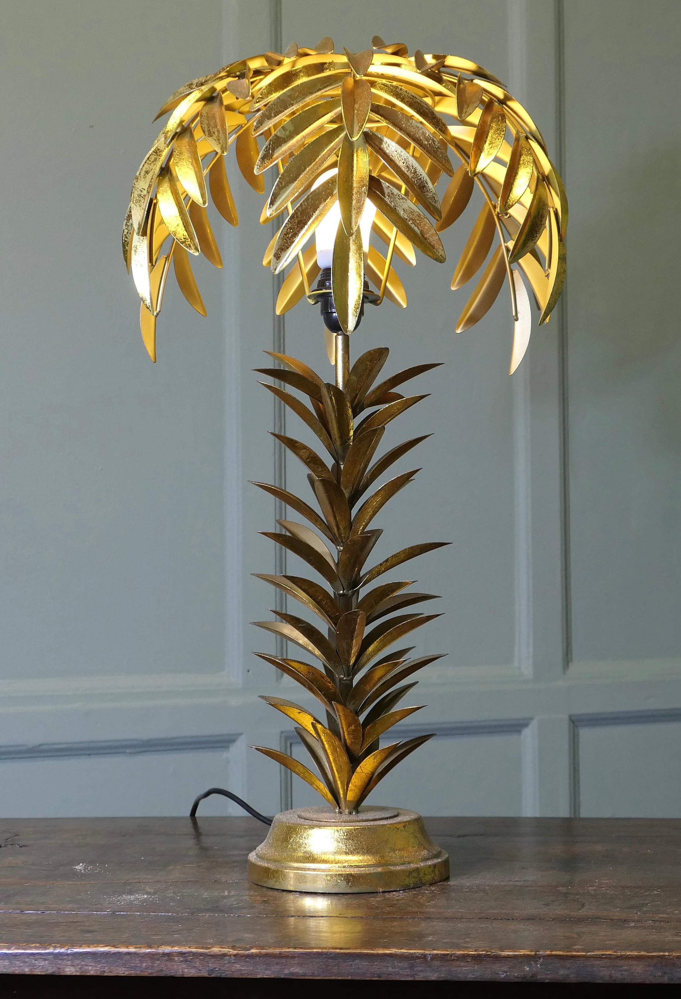 Lampe de table à feuilles de palmier dorées de style Art déco  C'est une pièce attrayante Bon état - En vente à Godshill, Isle of Wight