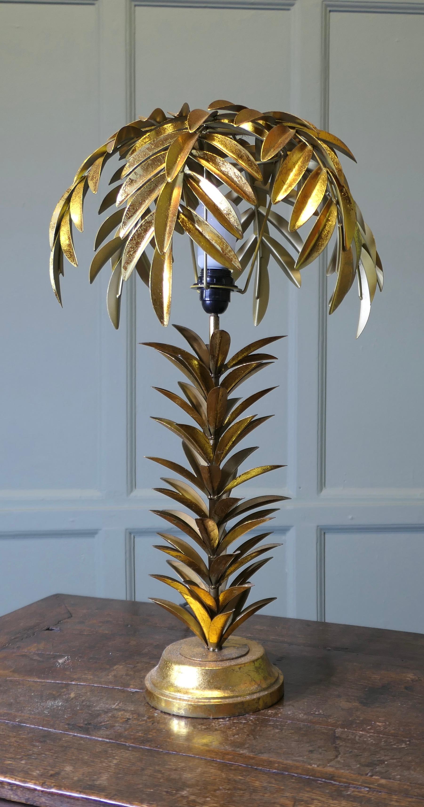 Milieu du XXe siècle Lampe de table à feuilles de palmier dorées de style Art déco  C'est une pièce attrayante en vente