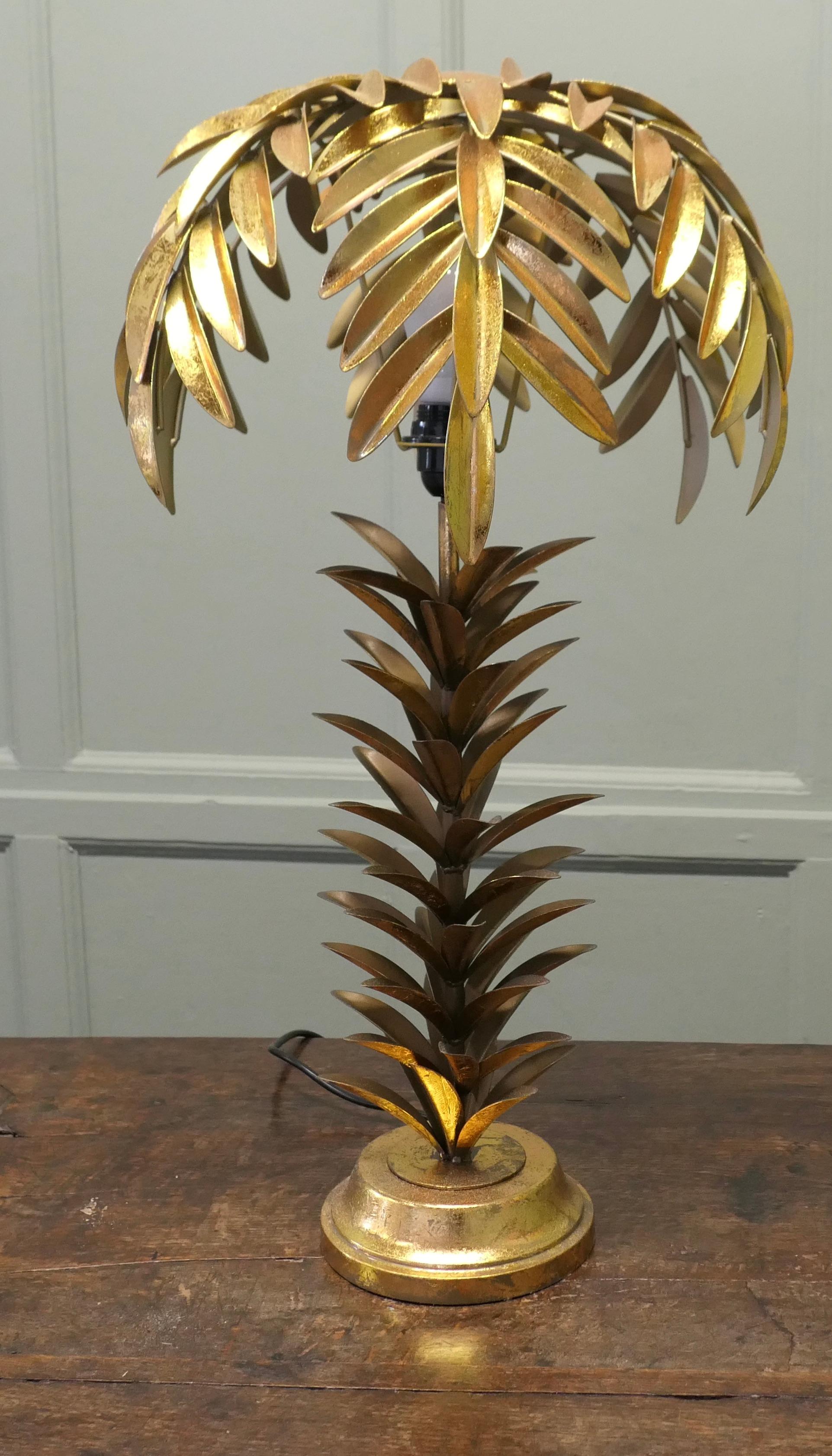Étain Lampe de table à feuilles de palmier dorées de style Art déco  C'est une pièce attrayante en vente