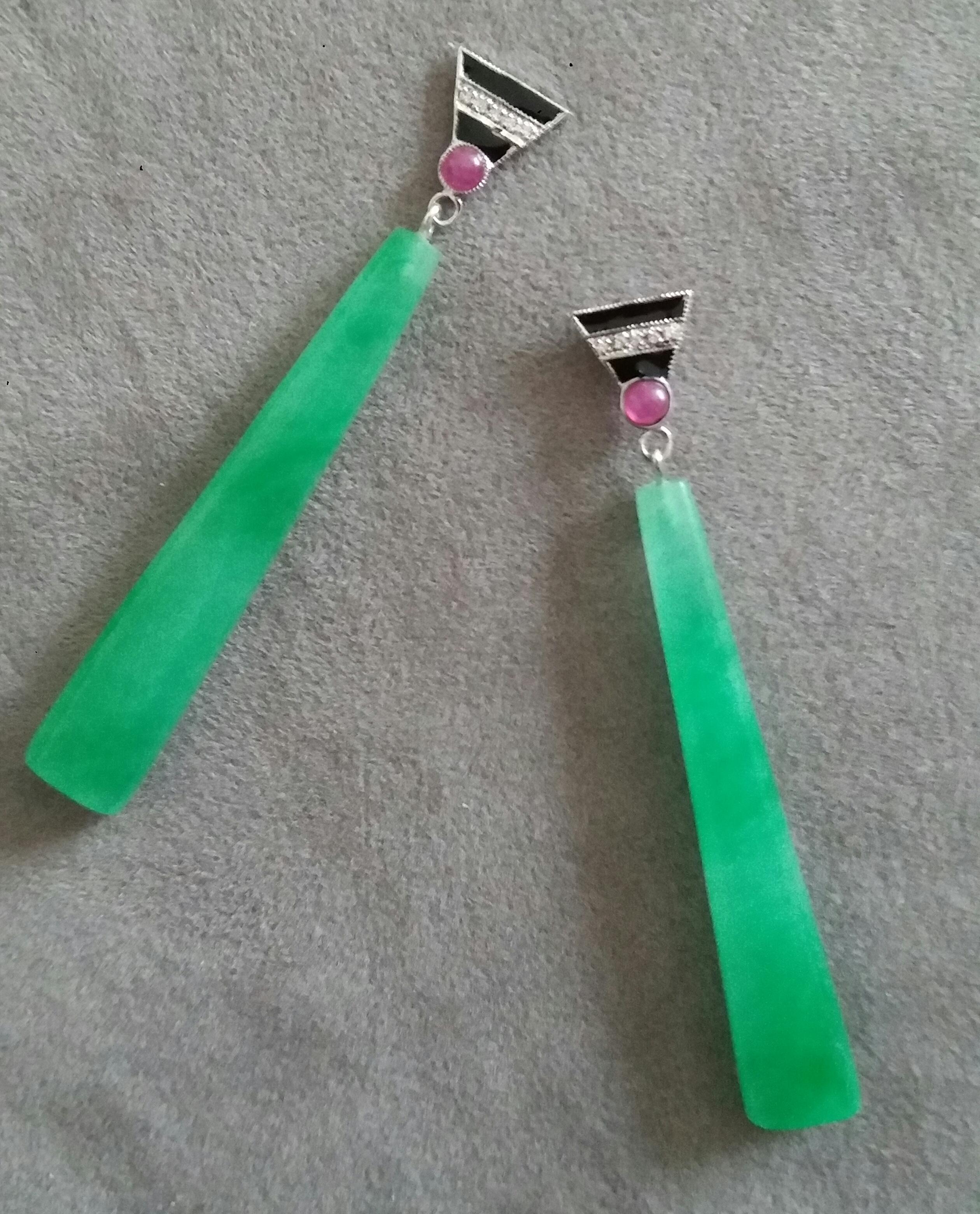 Art déco Boucles d'oreilles art déco en or rubis diamants émail noir gravé Jade en vente