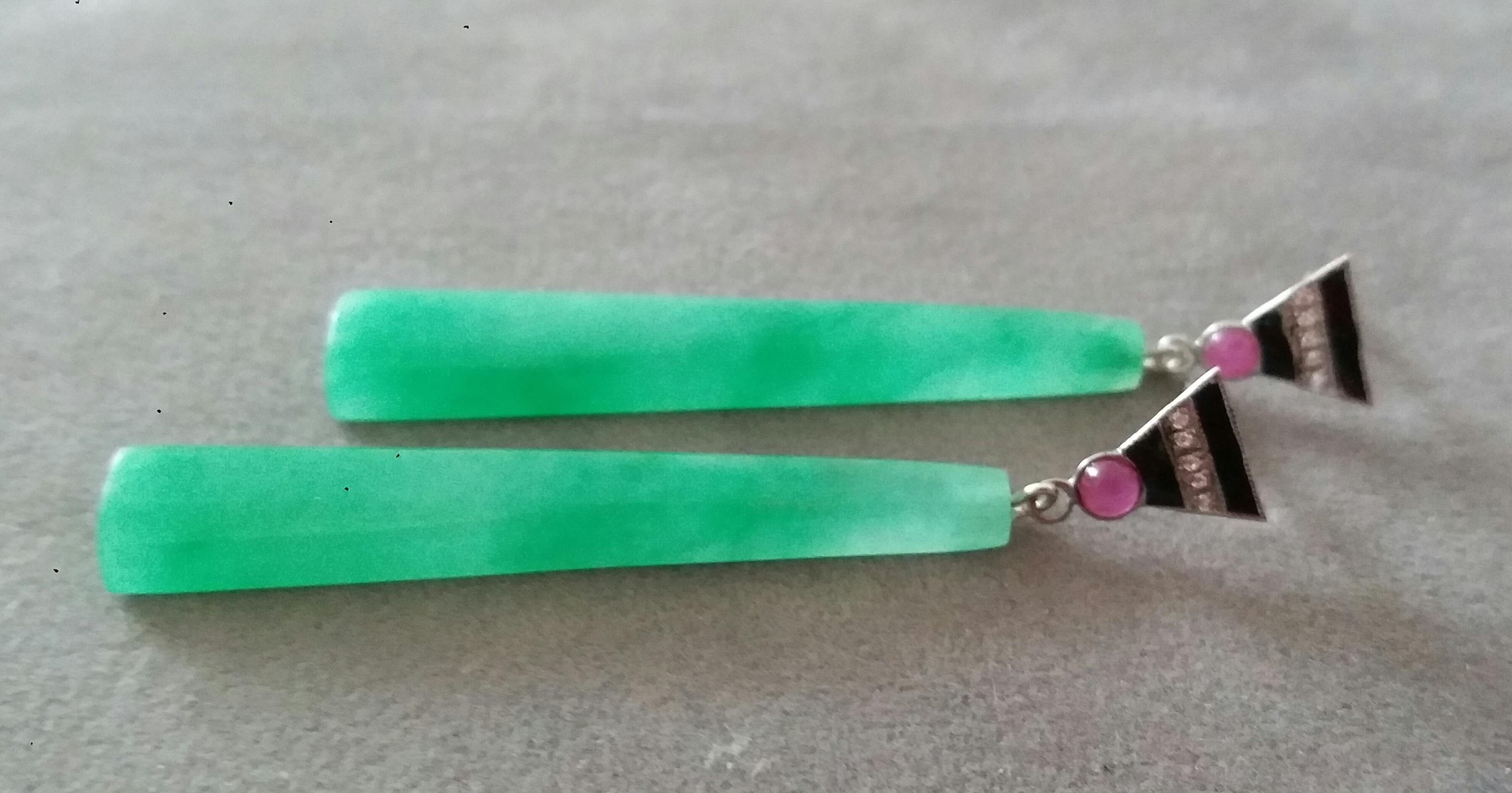 Taille trapèze Boucles d'oreilles art déco en or rubis diamants émail noir gravé Jade en vente