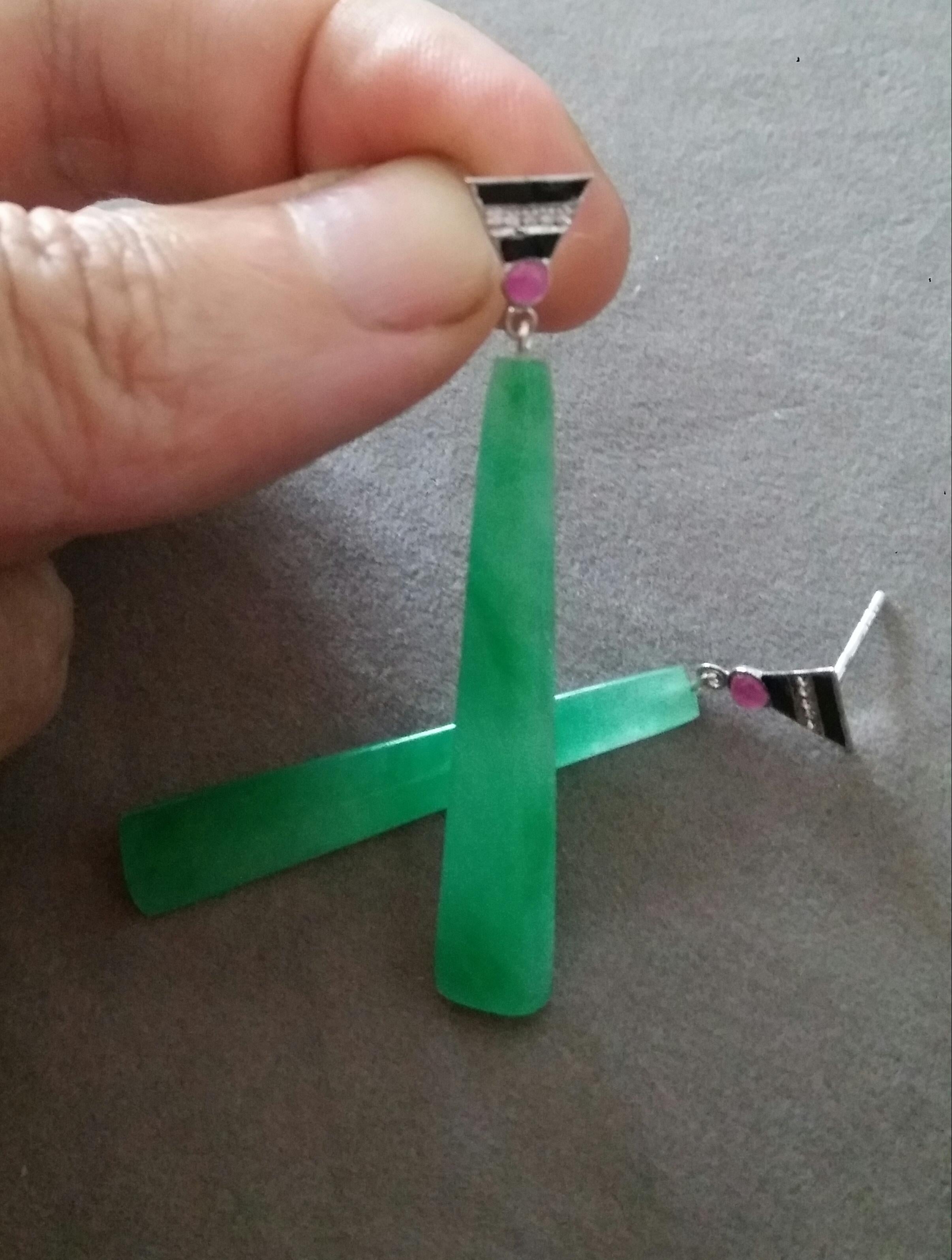 Boucles d'oreilles art déco en or rubis diamants émail noir gravé Jade Bon état - En vente à Bangkok, TH