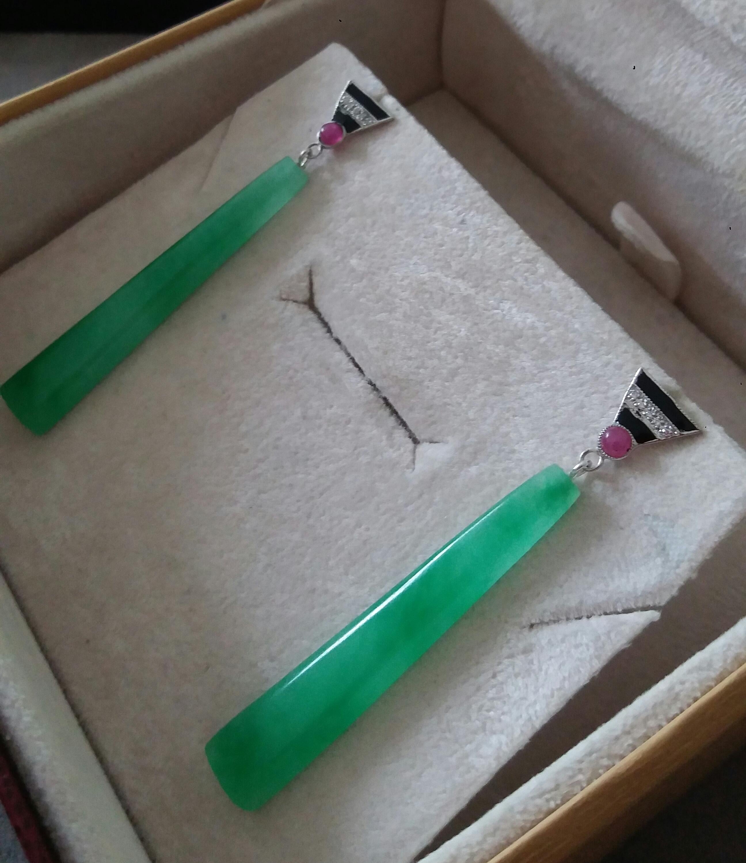 Boucles d'oreilles art déco en or rubis diamants émail noir gravé Jade en vente 2