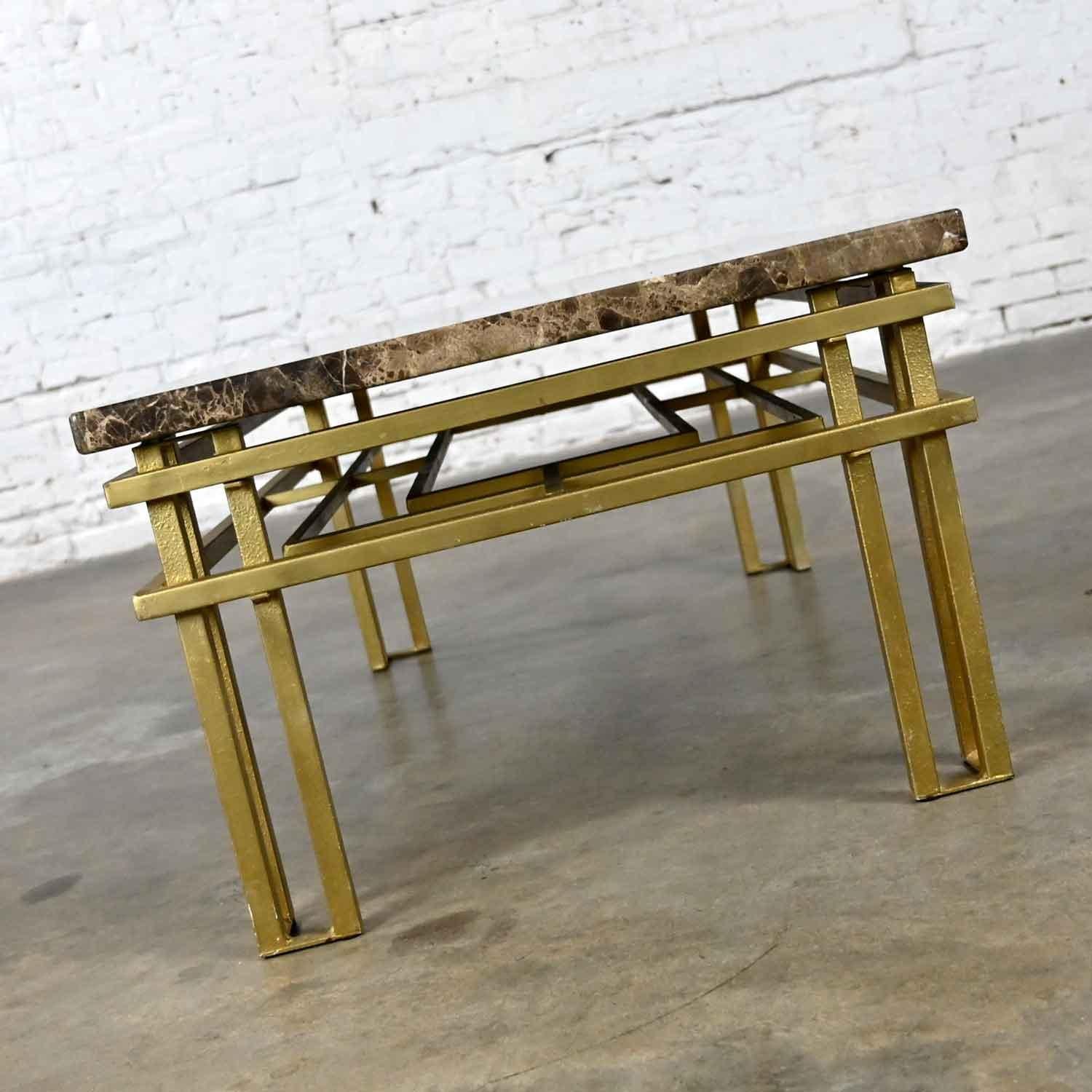 Table basse rectangulaire en tube d'acier doré de style Art Déco avec plateau en verre ou en marbre brun en vente 3