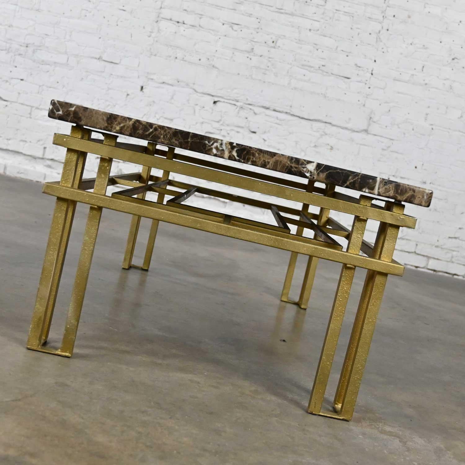 Table basse rectangulaire en tube d'acier doré de style Art Déco avec plateau en verre ou en marbre brun en vente 4