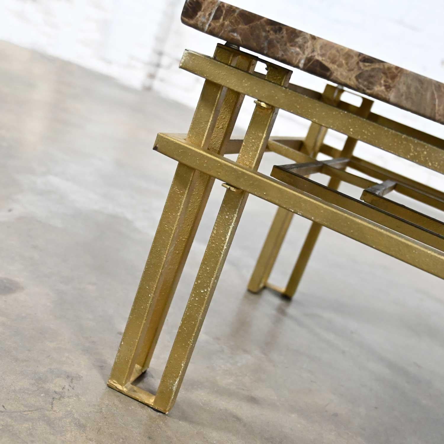 Table basse rectangulaire en tube d'acier doré de style Art Déco avec plateau en verre ou en marbre brun en vente 5