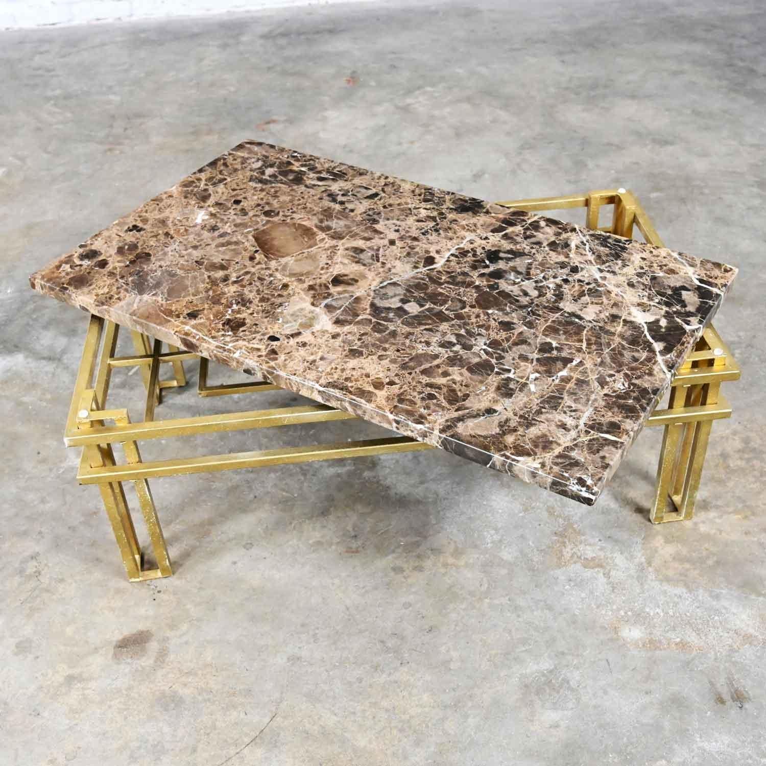 Table basse rectangulaire en tube d'acier doré de style Art Déco avec plateau en verre ou en marbre brun en vente 6