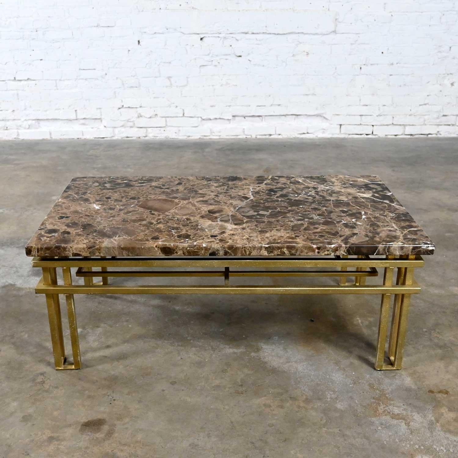 Art déco Table basse rectangulaire en tube d'acier doré de style Art Déco avec plateau en verre ou en marbre brun en vente