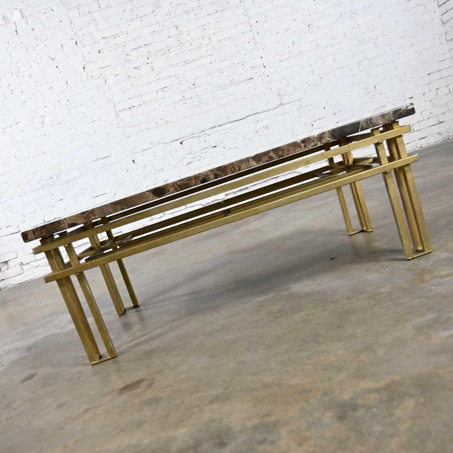 Table basse rectangulaire en tube d'acier doré de style Art Déco avec plateau en verre ou en marbre brun en vente 1