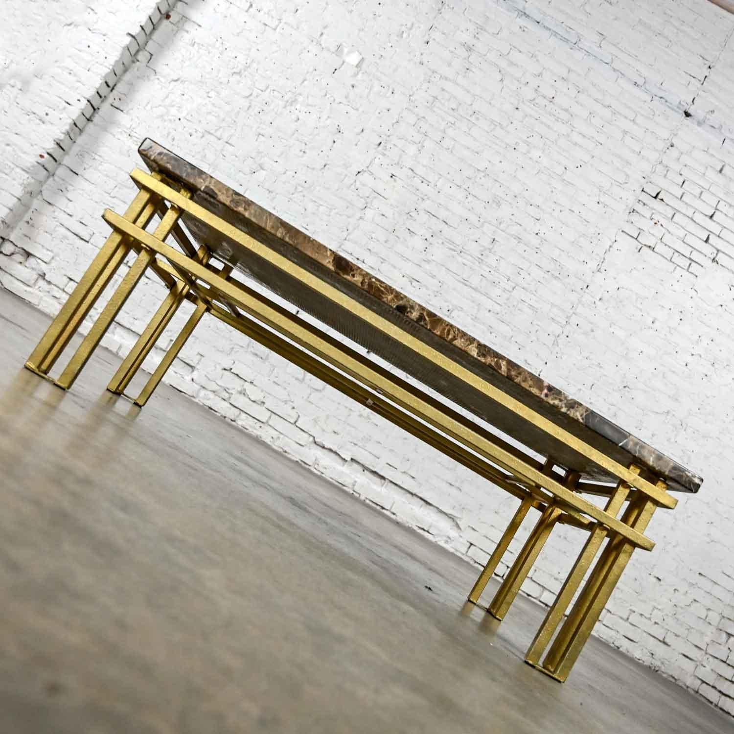 Table basse rectangulaire en tube d'acier doré de style Art Déco avec plateau en verre ou en marbre brun en vente 2