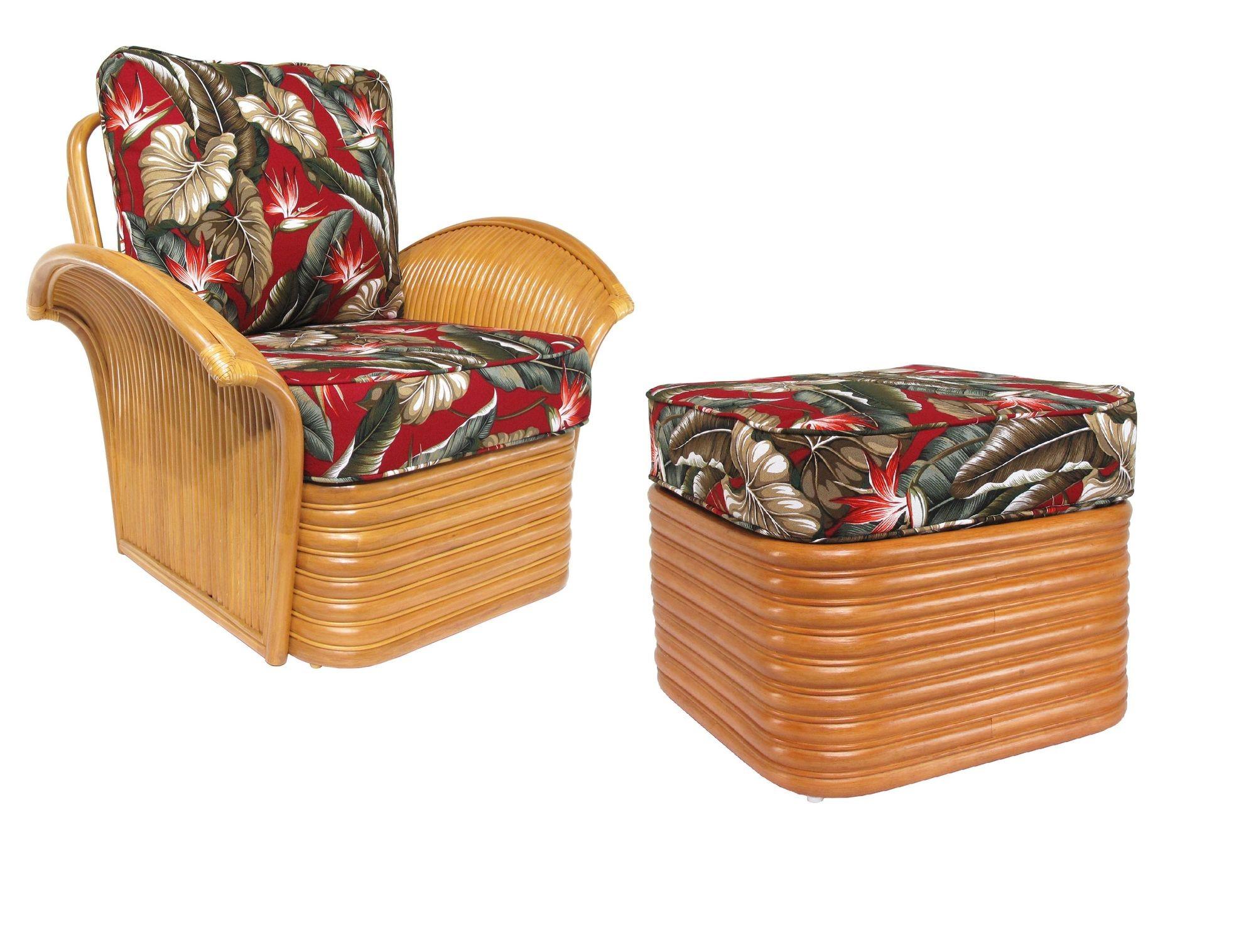 Chaise longue en rotin de style Art déco restaurée avec ottoman empilé assorti. Les chaises sont dotées d'accoudoirs en forme d'éventail et d'une base en rotin empilé. Cet ensemble peut être fourni avec de nouveaux coussins recouverts de tissu