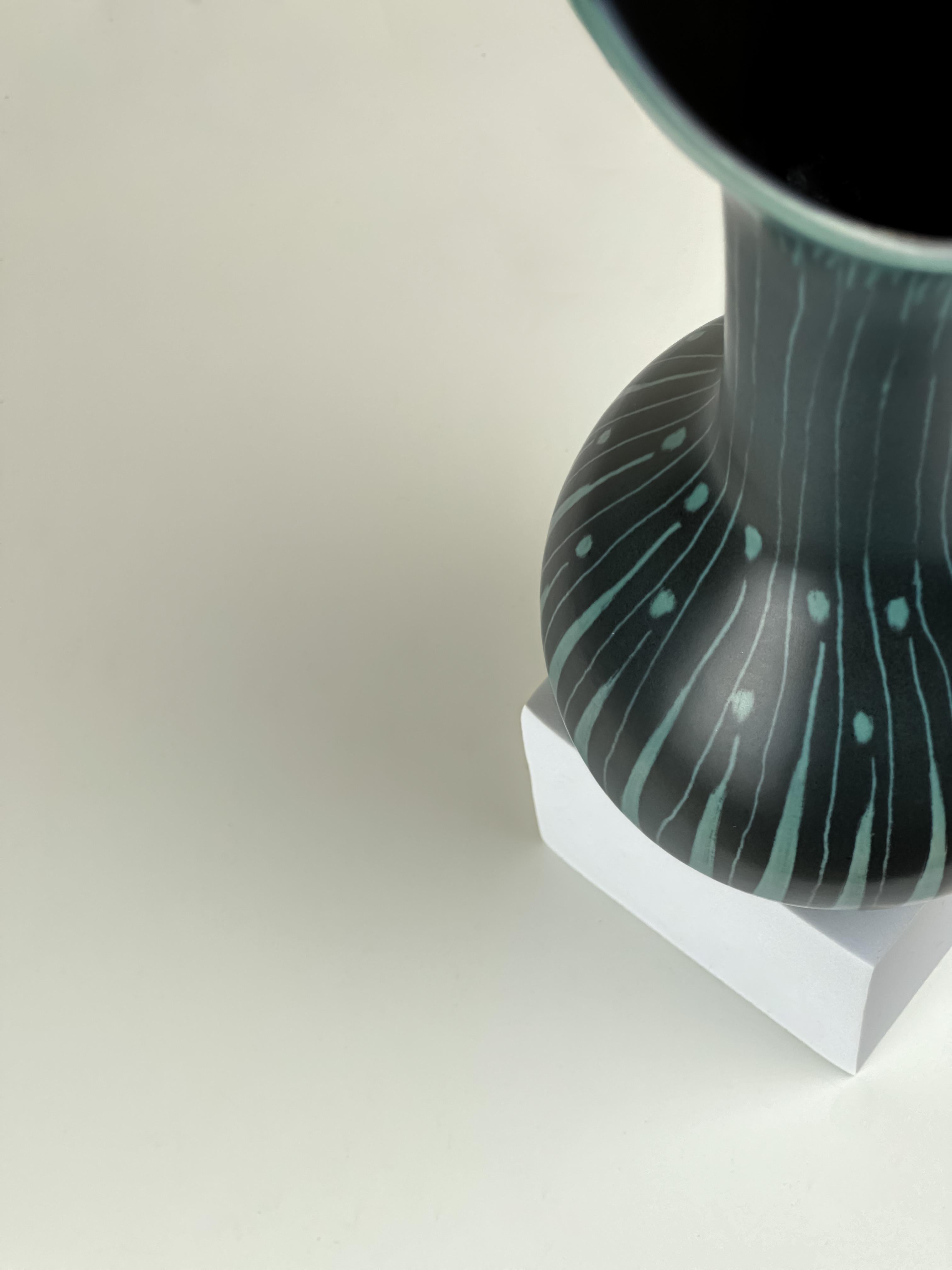 Britannico Vaso turchese e nero in stile Art Déco di Colin Melbourne per Beswick, anni '50 in vendita